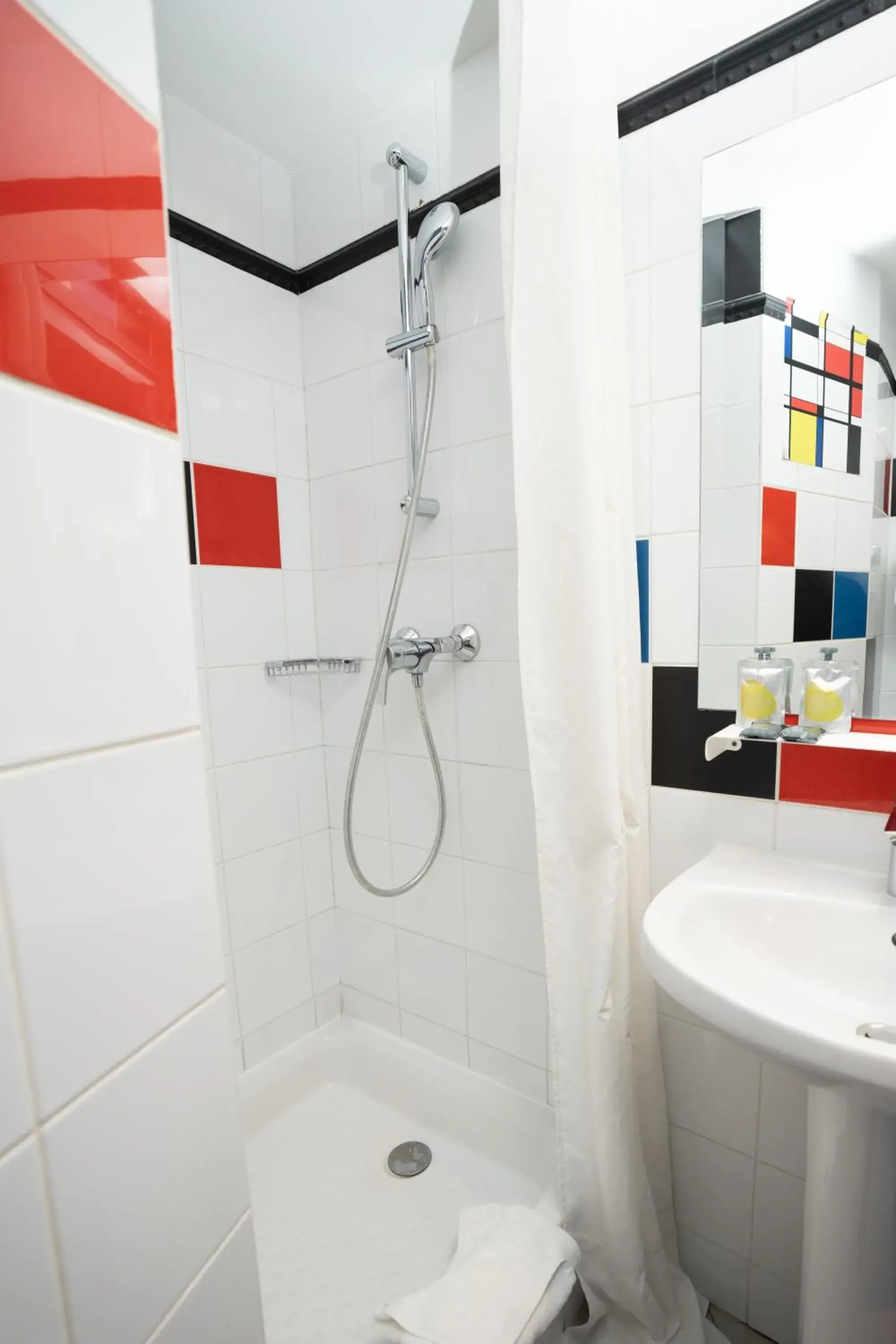 Shower, Bathroom in Hotel Du Mont Dore Batignolles