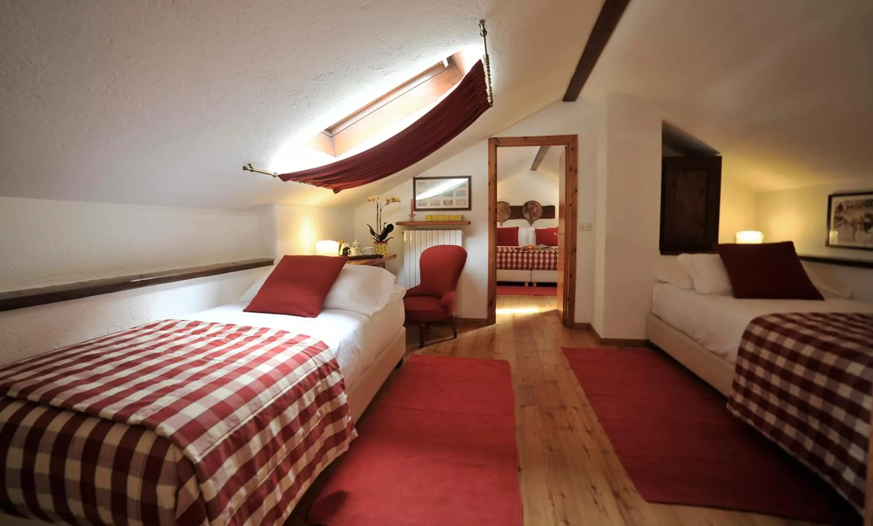 Shower, Bed in Hotel La Grange - Animal Chic Hotel