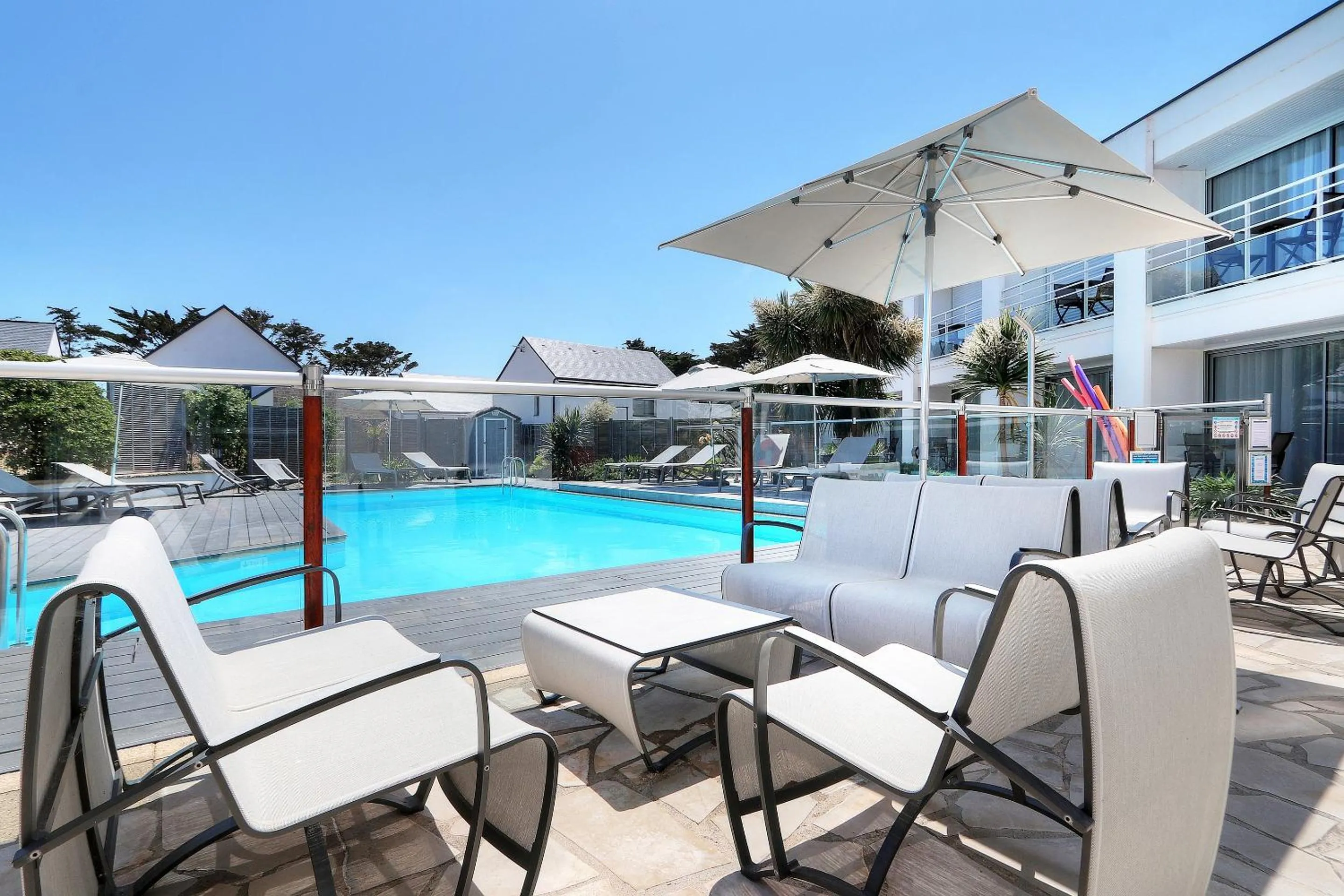 Pool view in Best Western Hôtel Le Bellevue Quiberon