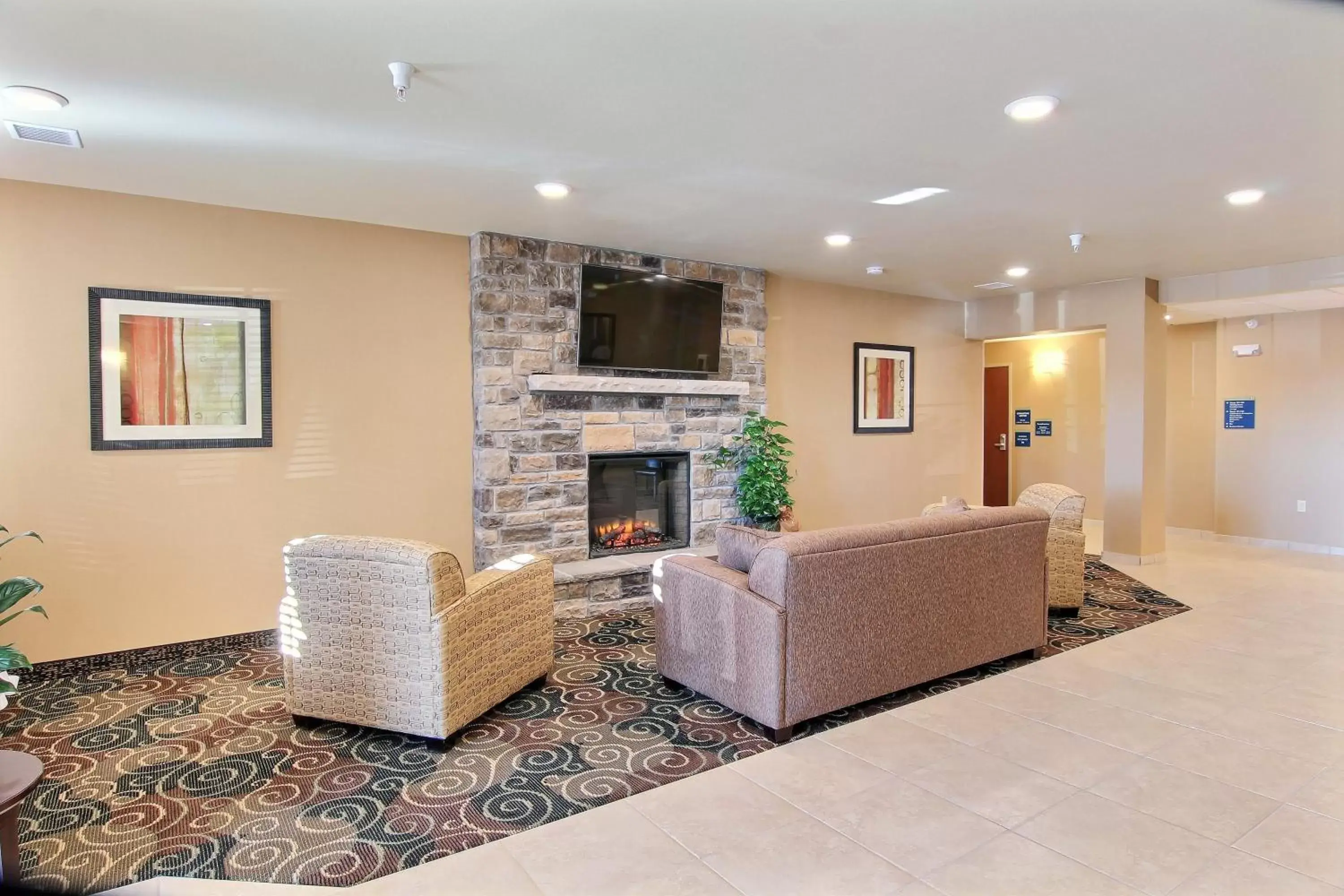 Communal lounge/ TV room, Lobby/Reception in Cobblestone Hotel & Suites - Beulah
