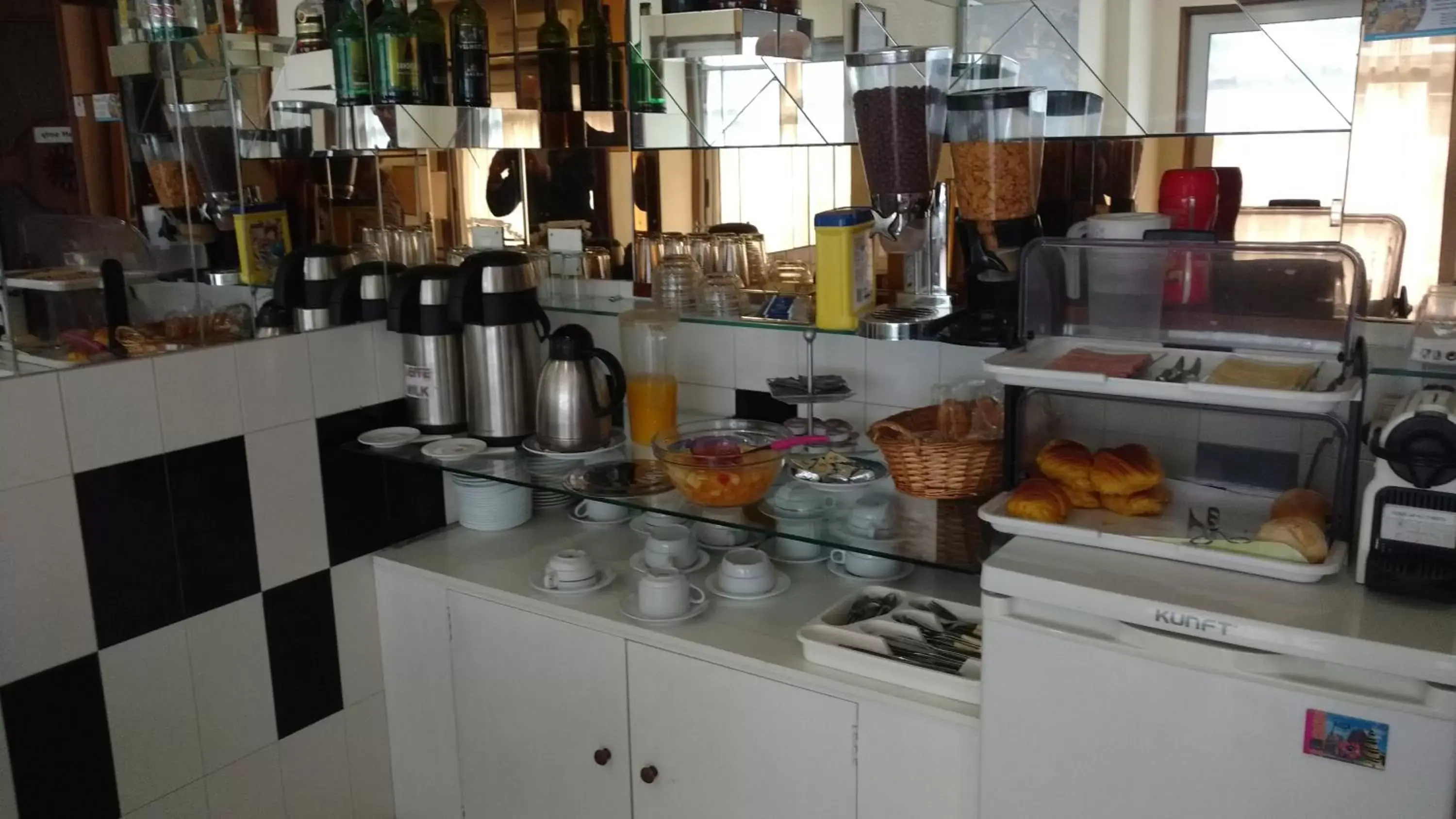 Continental breakfast, Kitchen/Kitchenette in Hotel Girassol