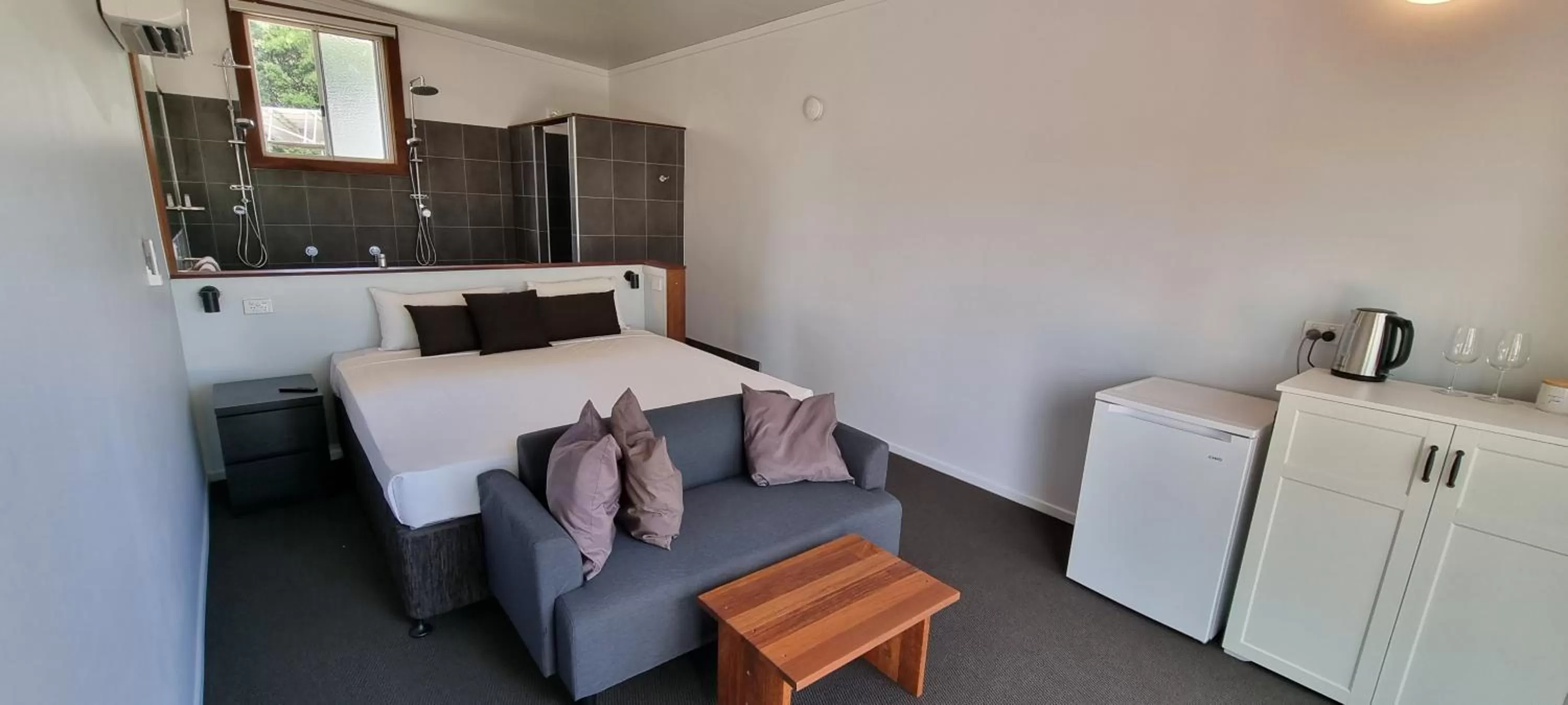 Bed in Narangba Motel (formerly Brisbane North B&B and Winery)