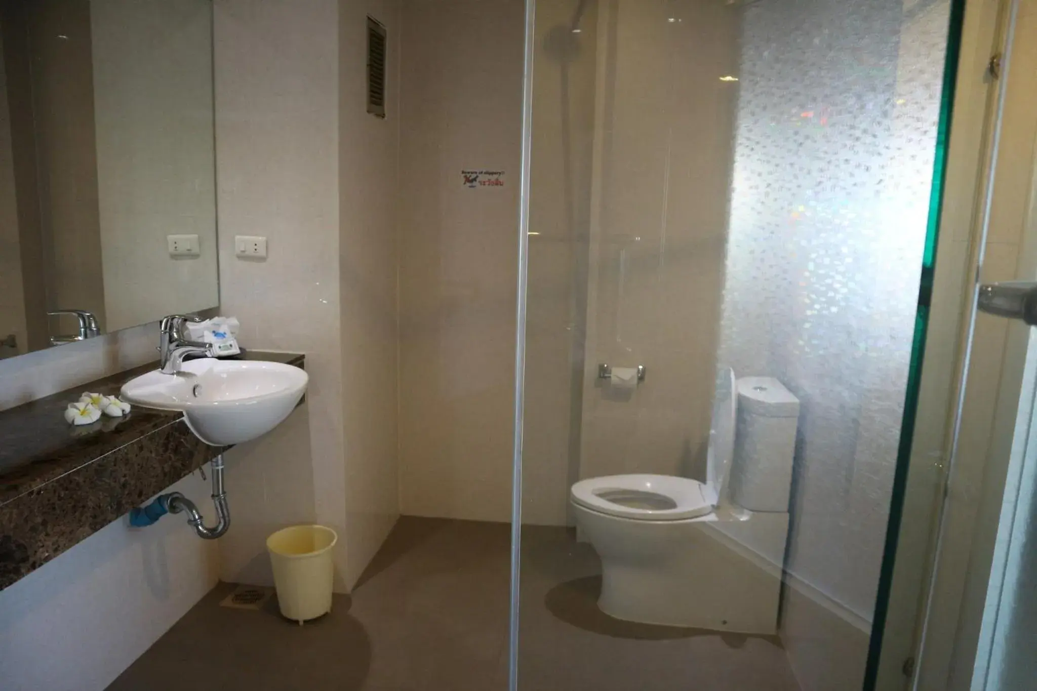 Shower, Bathroom in Welcome Plaza Hotel Pattaya