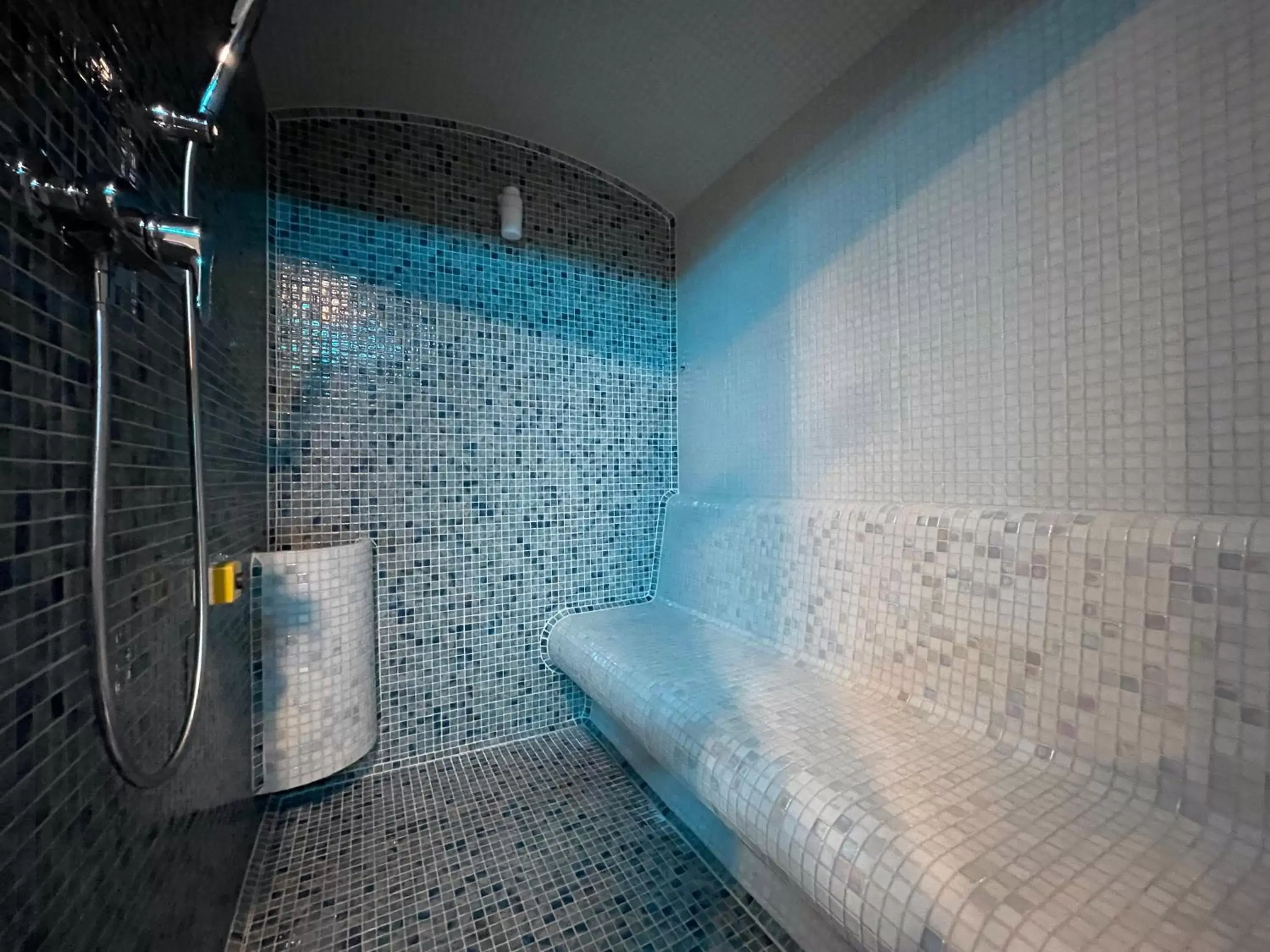 Spa and wellness centre/facilities, Bathroom in Smart Hotel Budapest