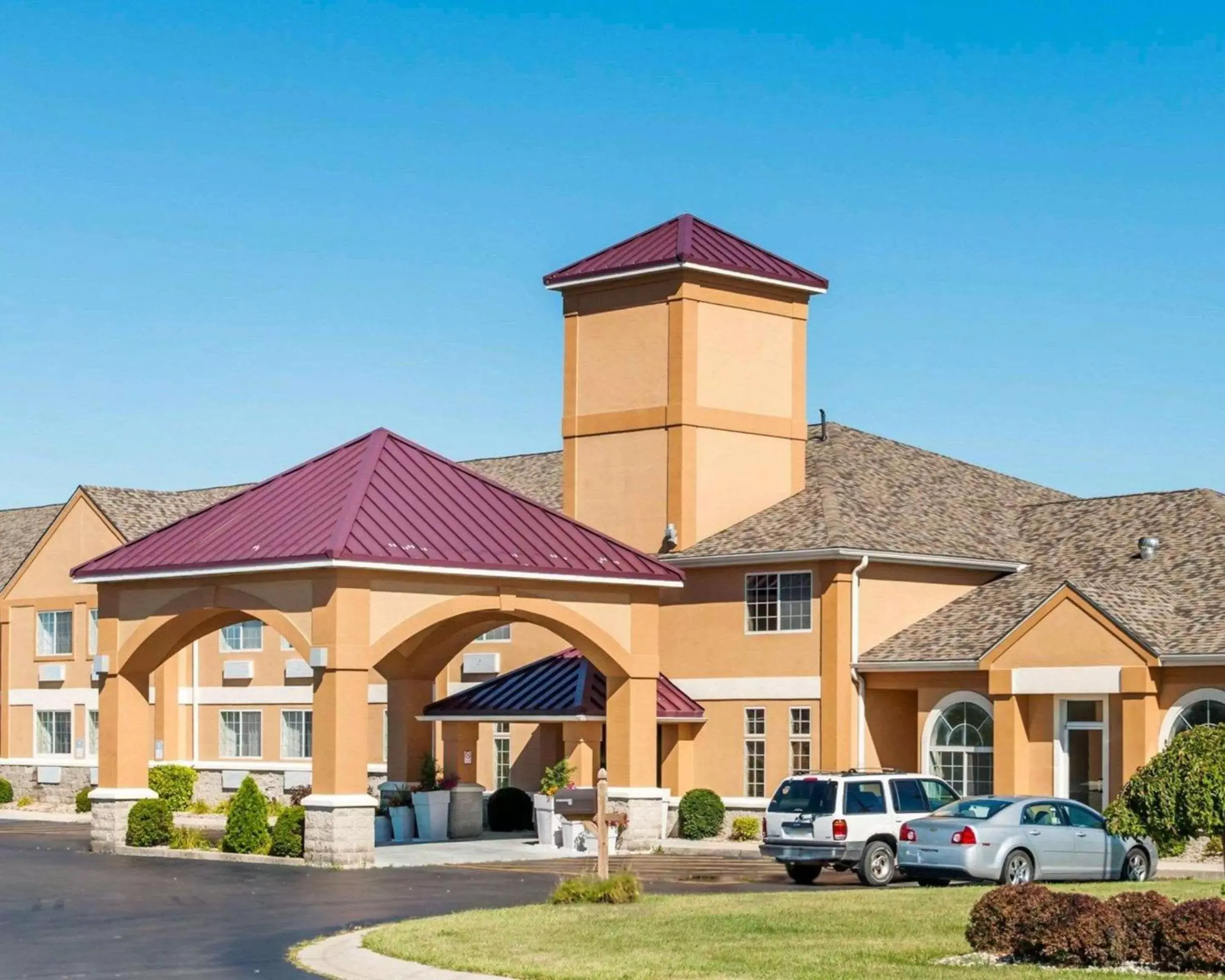 Property Building in Comfort Inn Near Ouabache State Park