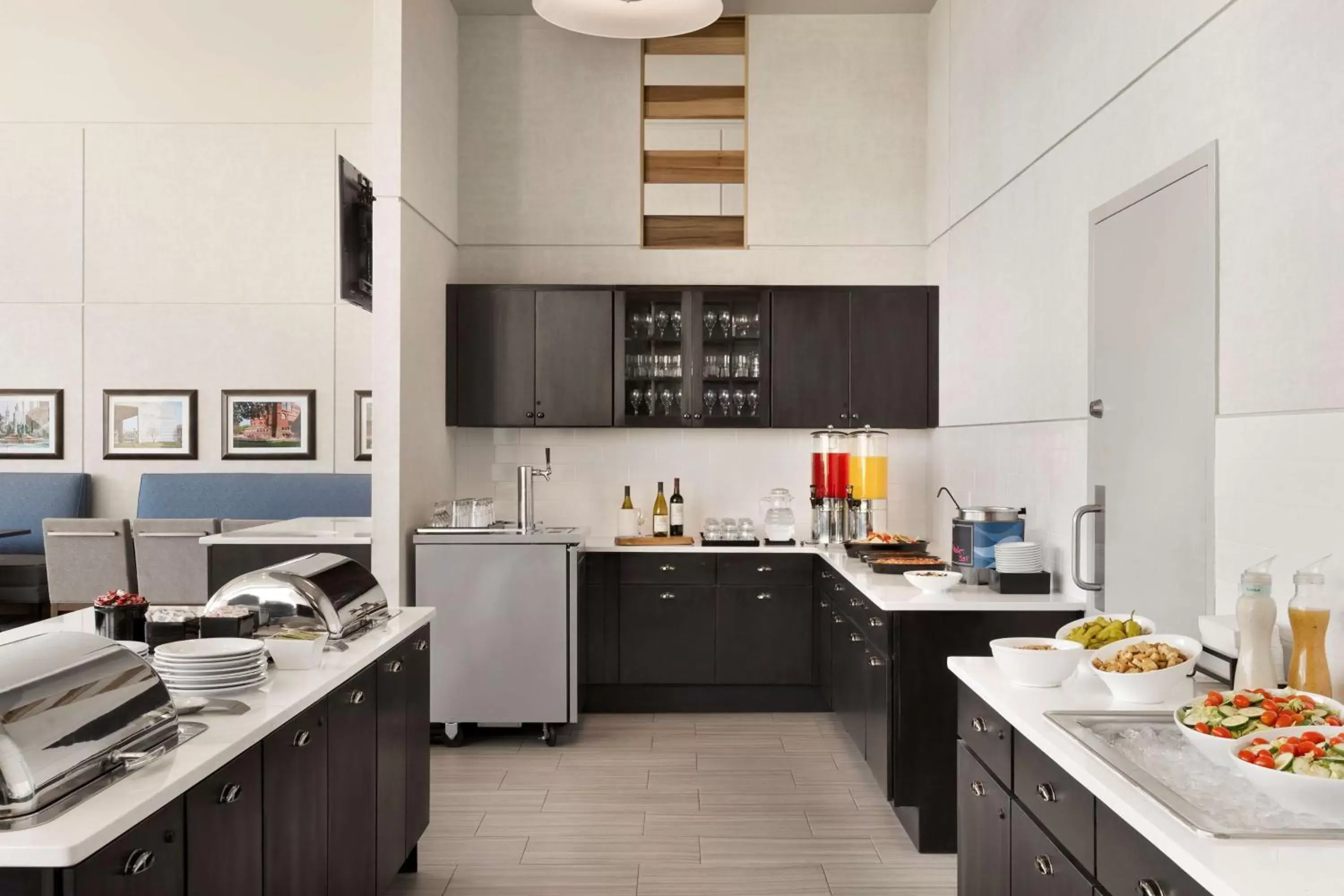 Dining area, Kitchen/Kitchenette in Homewood Suites University City Philadelphia