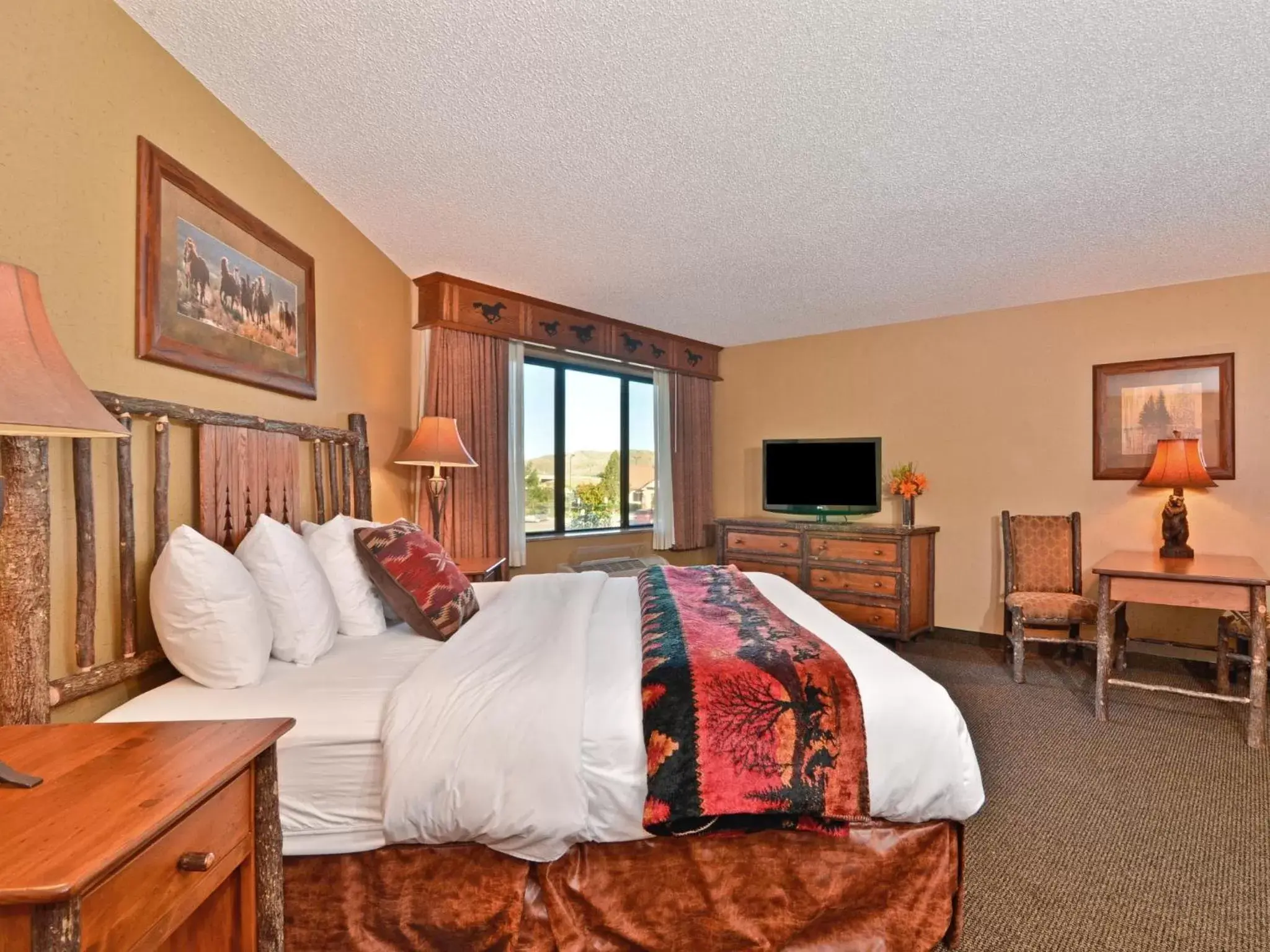 Bedroom in Best Western Plus Kelly Inn & Suites