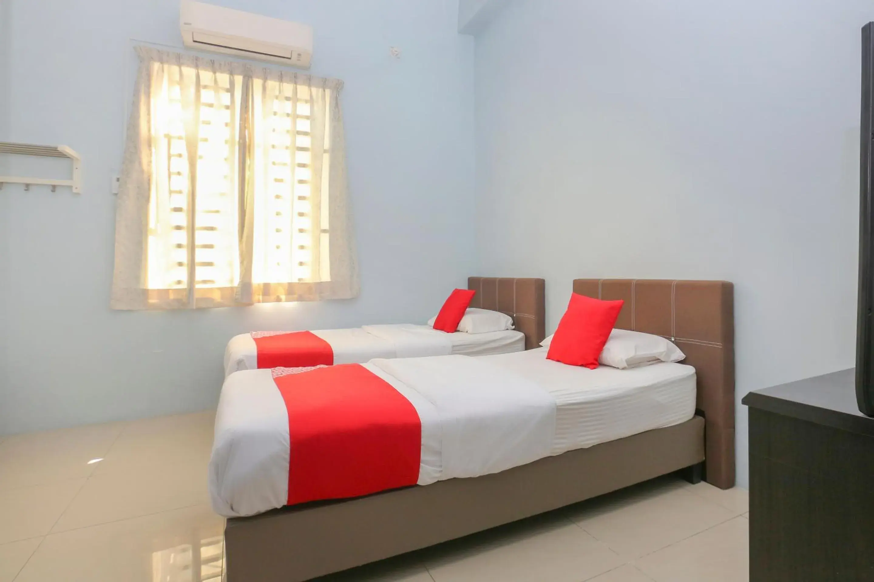 Bedroom, Bed in OYO 90132 Come Inn Premium