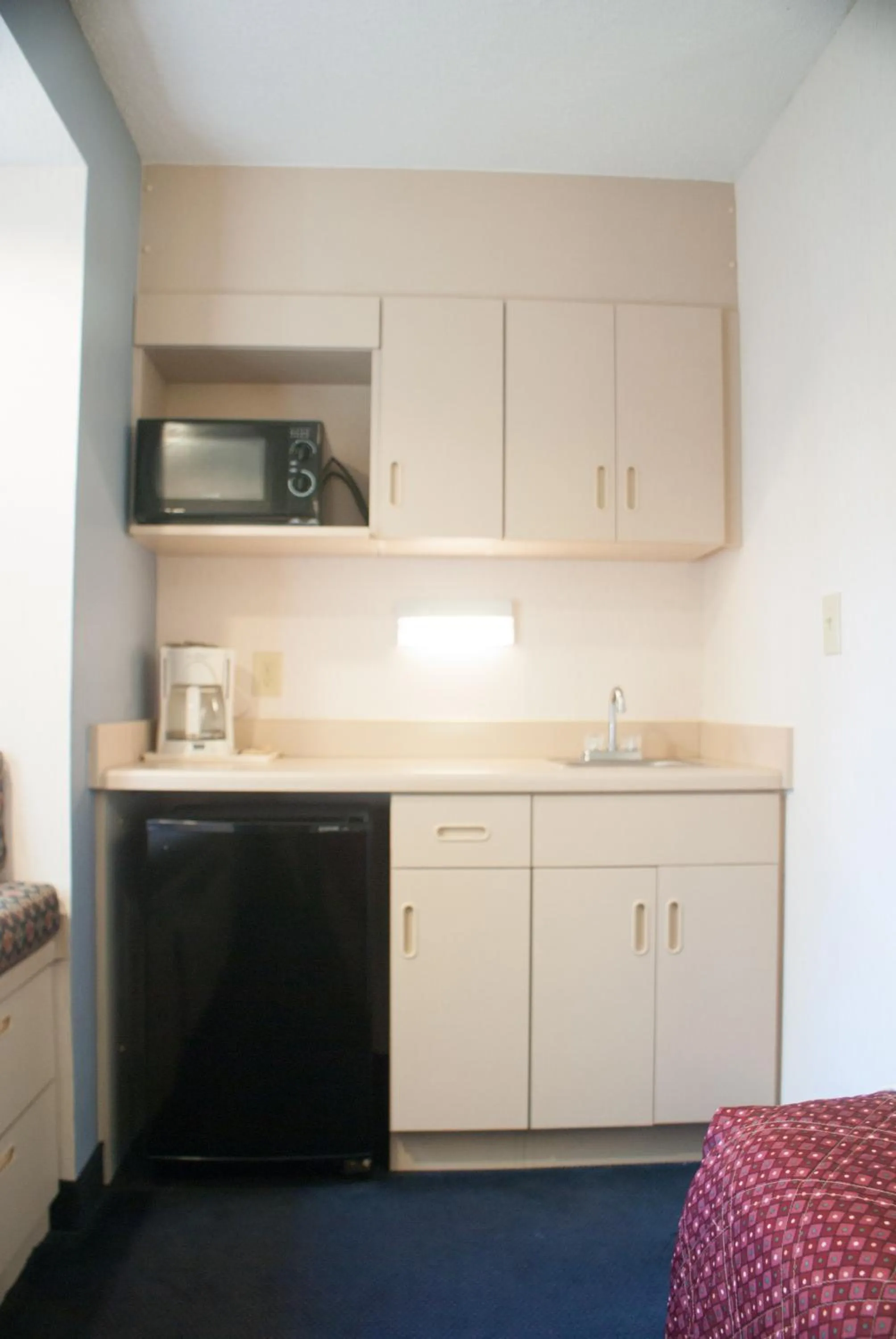 Kitchen or kitchenette in Hometown Inn & Suites Jacksonville Butler Blvd./Southpoint