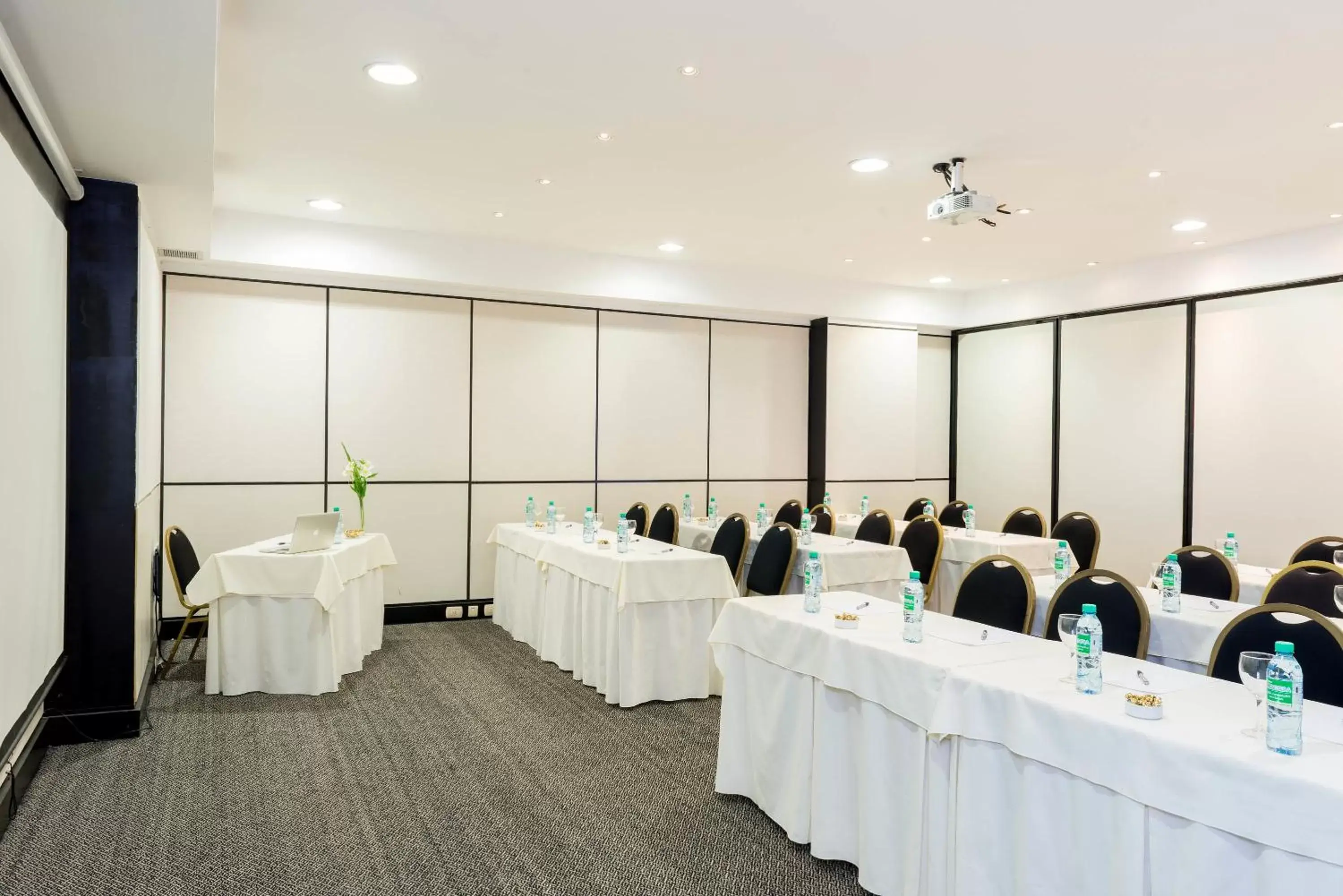 Meeting/conference room in Loi Suites Recoleta Hotel