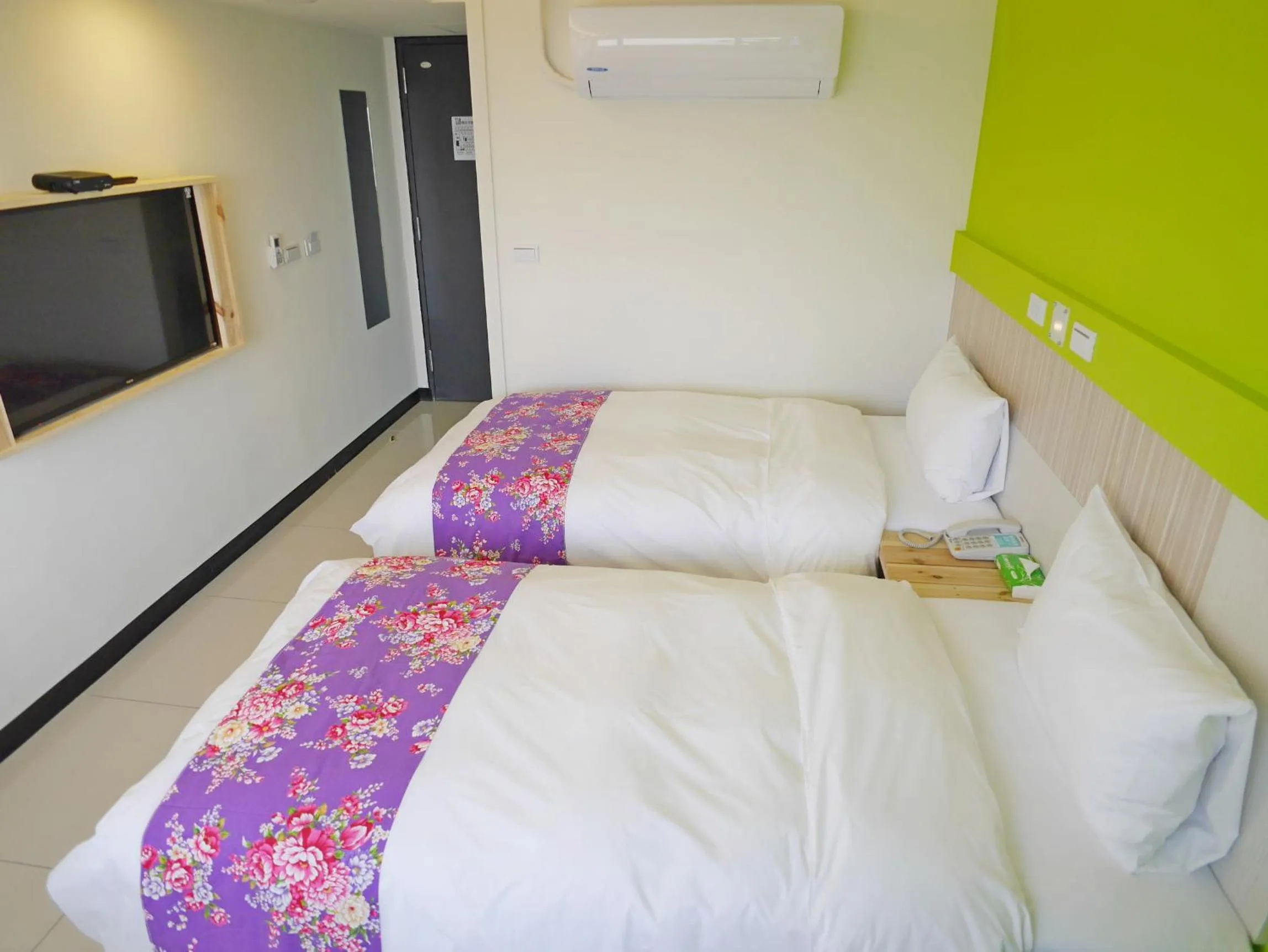 Bed in Good Night Hotel