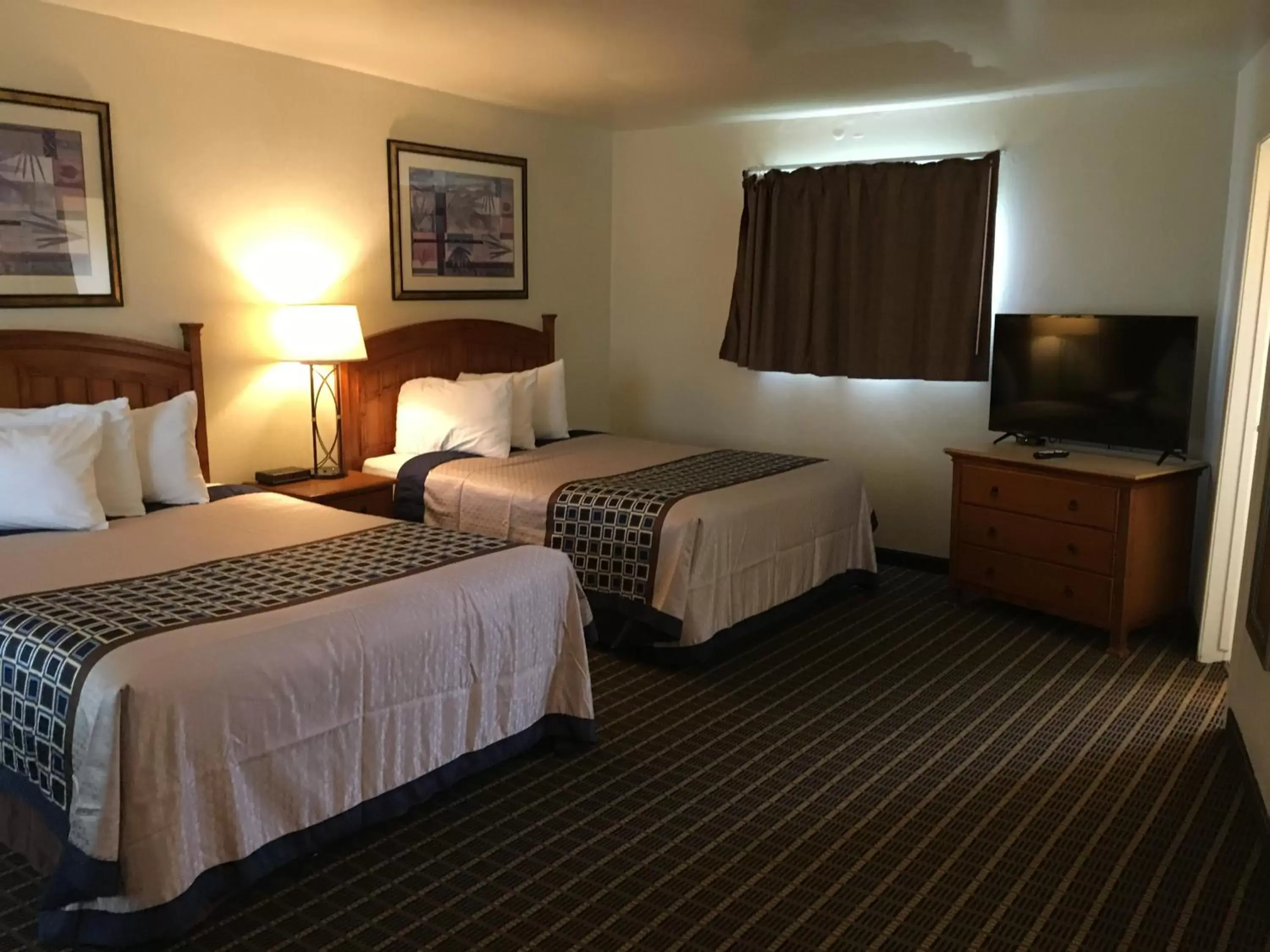 Photo of the whole room, Bed in North Coast Inn