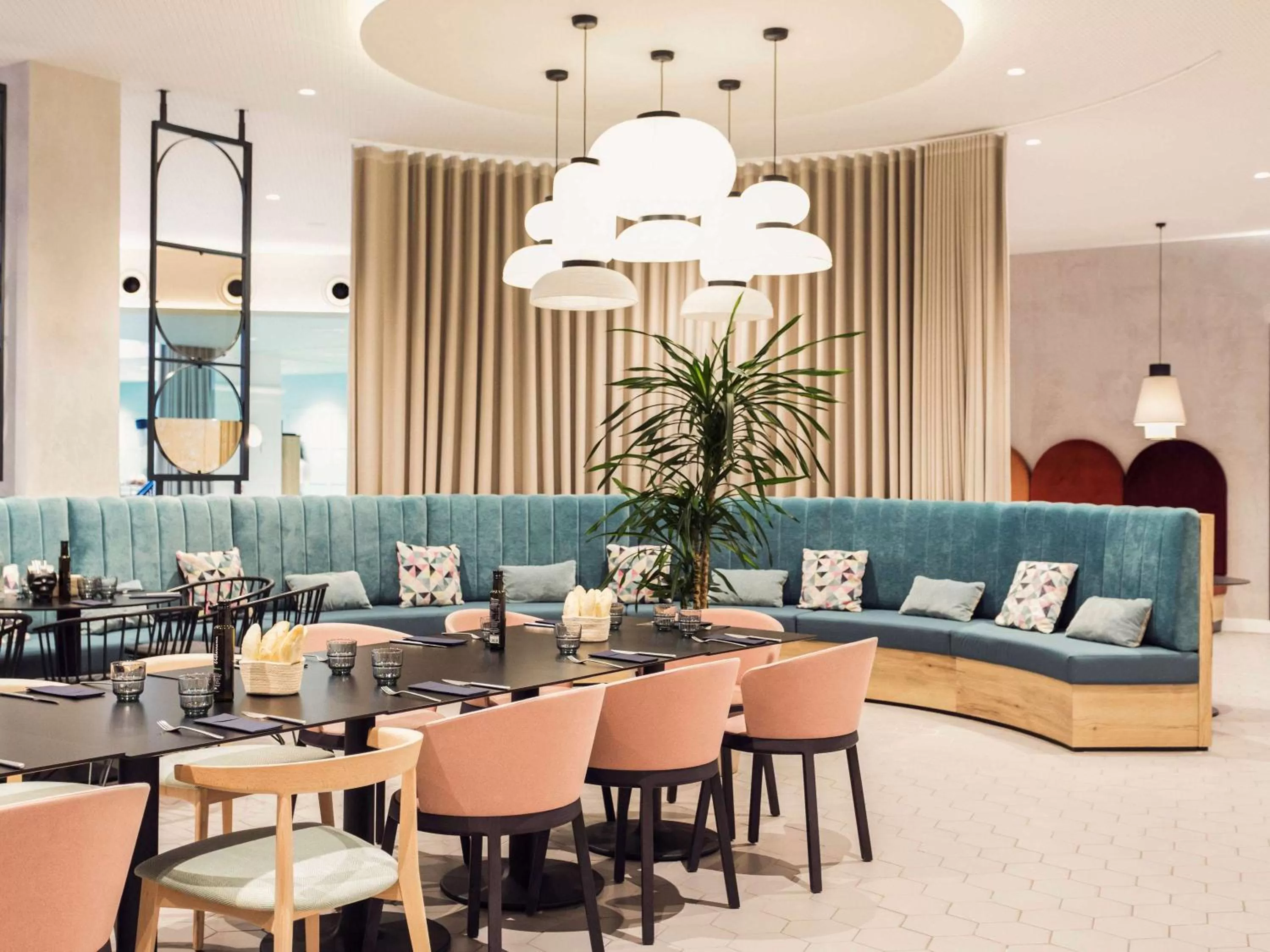 Restaurant/places to eat in Novotel Campo De Las Naciones