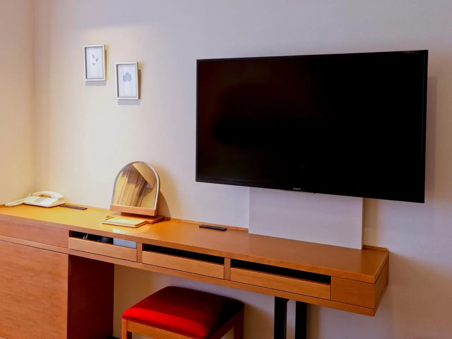 Photo of the whole room, TV/Entertainment Center in Hotel the Lutheran