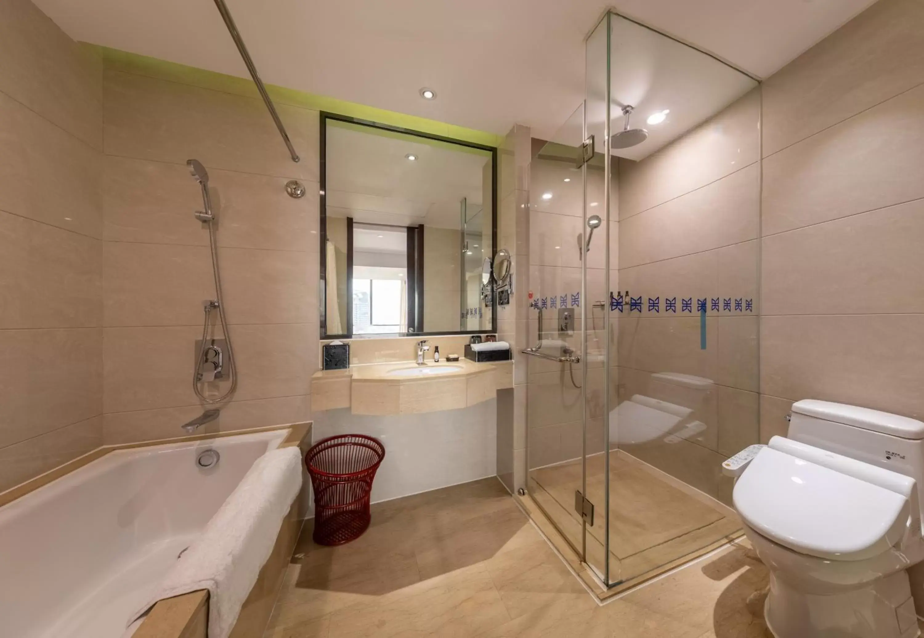 Shower, Bathroom in Guangdong Hotel (Zhuhai)