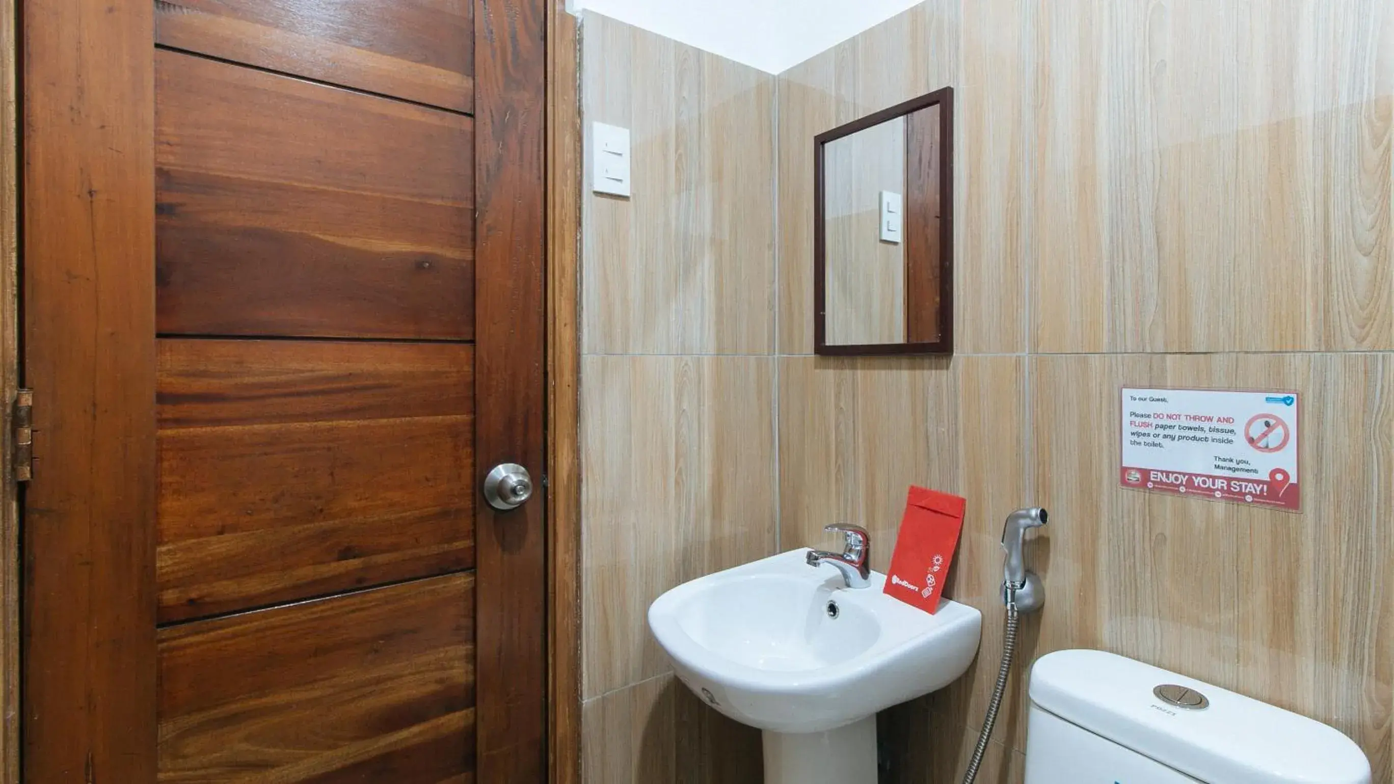 Bathroom in RedDoorz @ DBuilders Ph1 Taguig