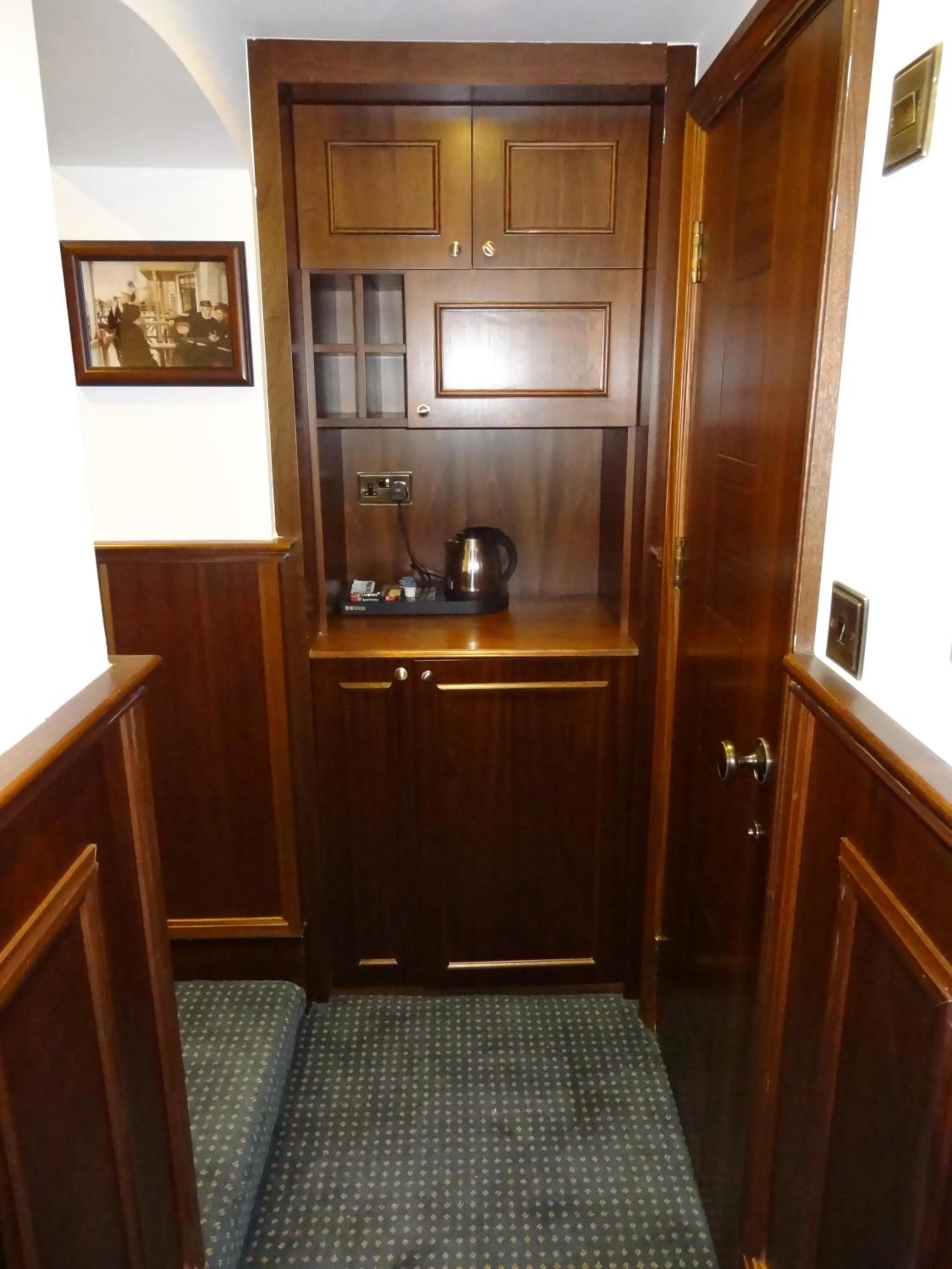 Coffee/tea facilities in Regency House Hotel