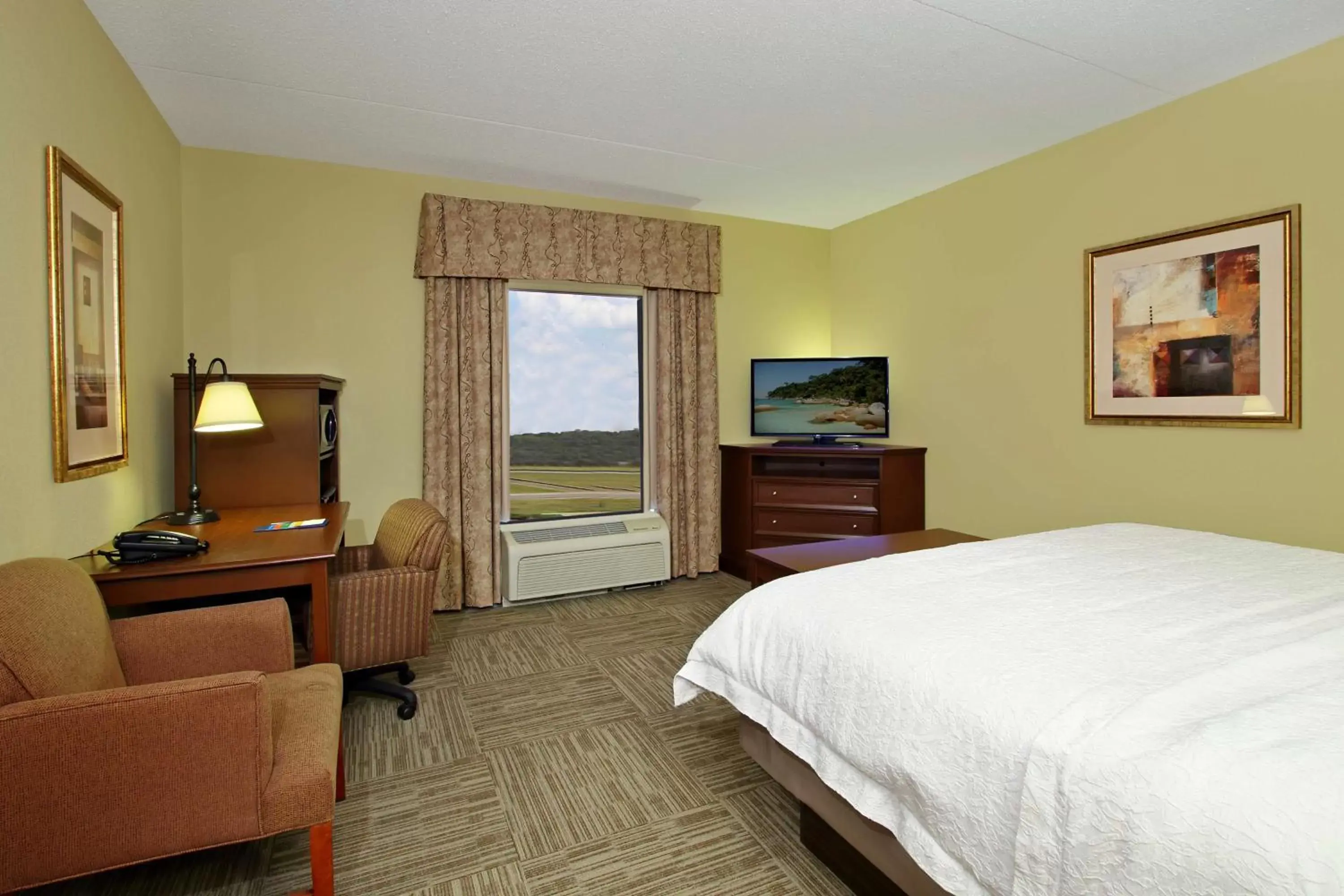 Bedroom in Hampton Inn & Suites Madisonville