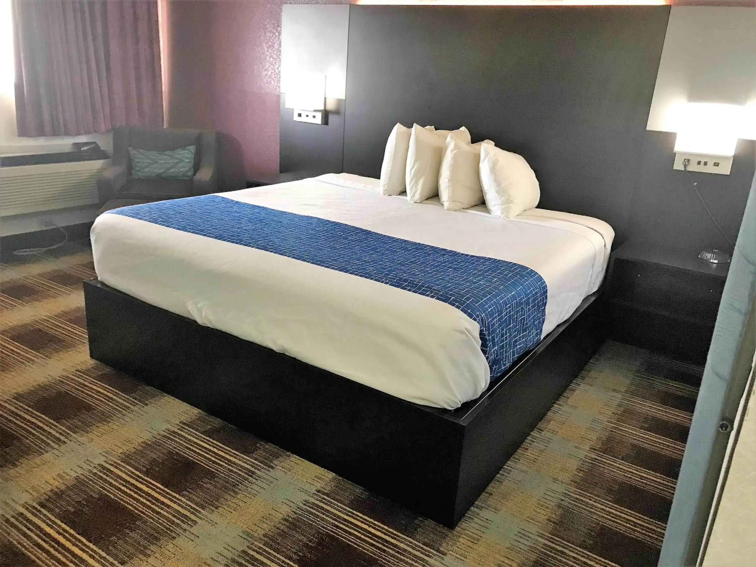 Seating area, Bed in Travelodge by Wyndham New Braunfels
