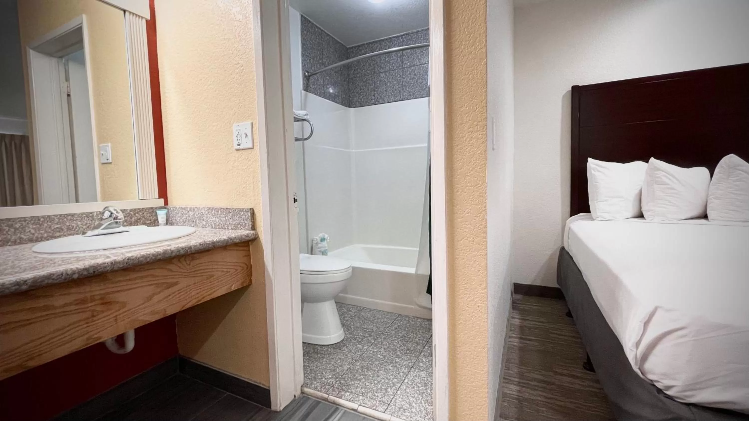 Bathroom, Bed in The Yosemite Inn