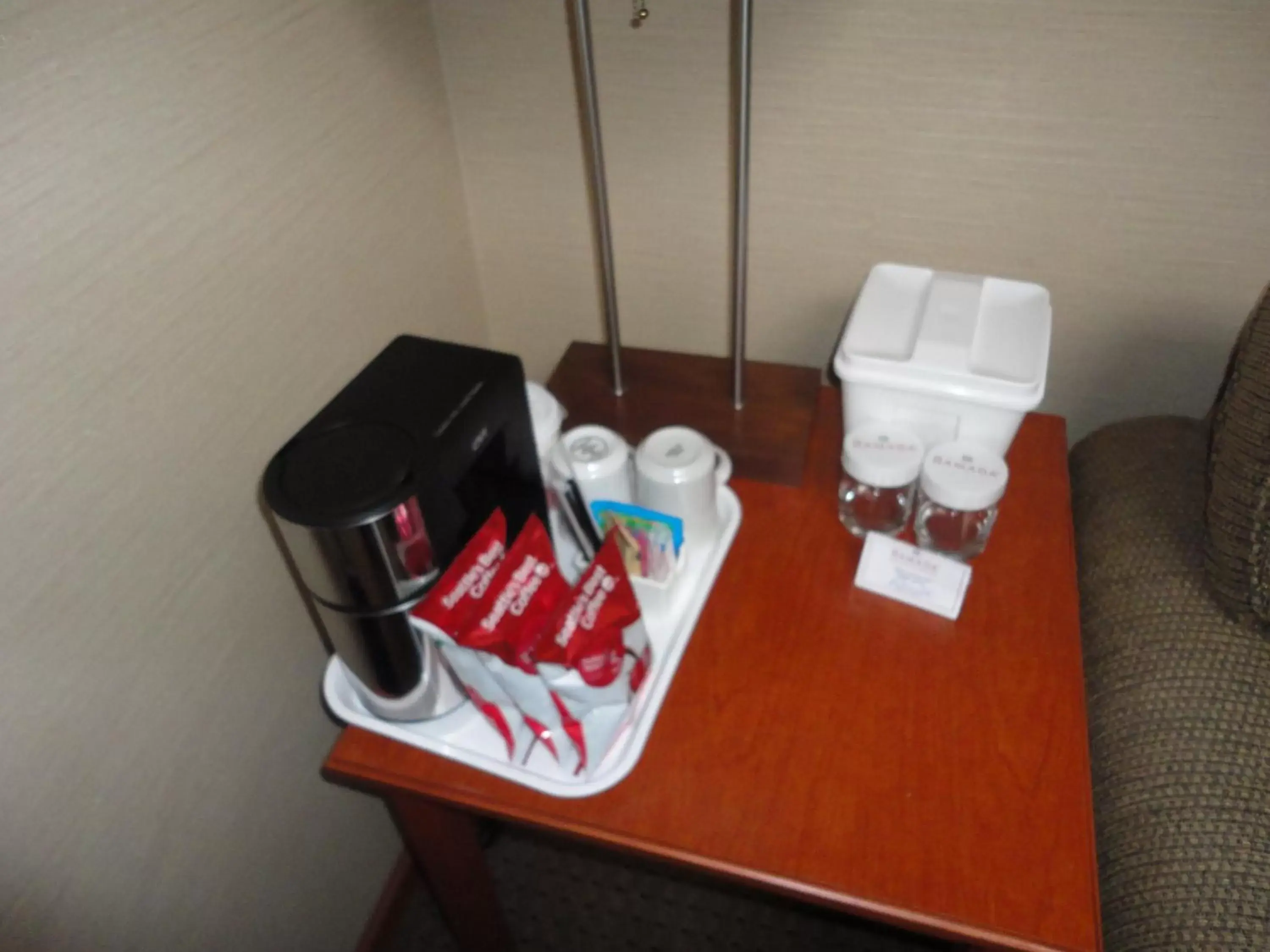 Coffee/tea facilities in Ramada by Wyndham Kelowna Hotel & Conference Center