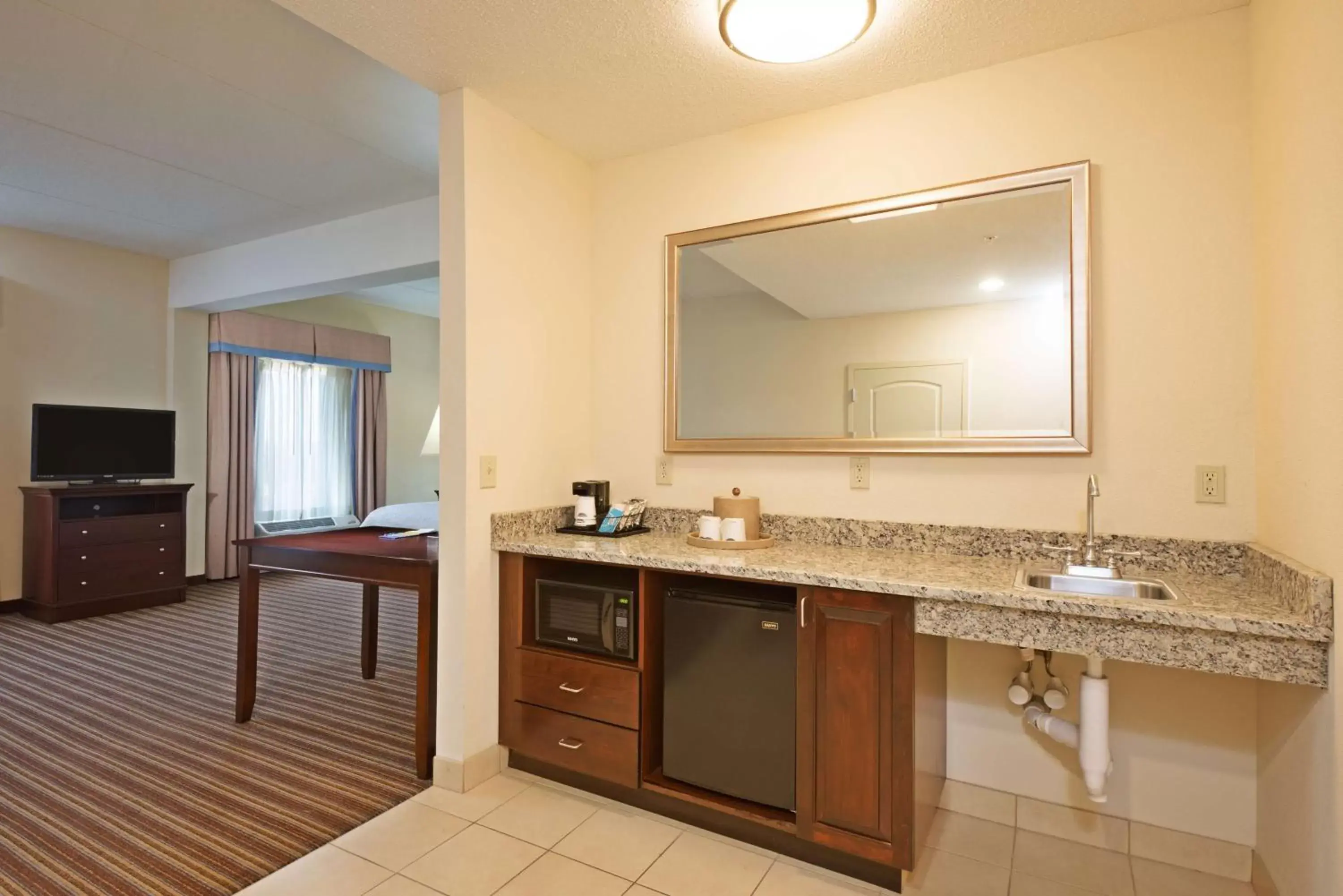 Living room, Bathroom in Hampton Inn Gainesville-Haymarket