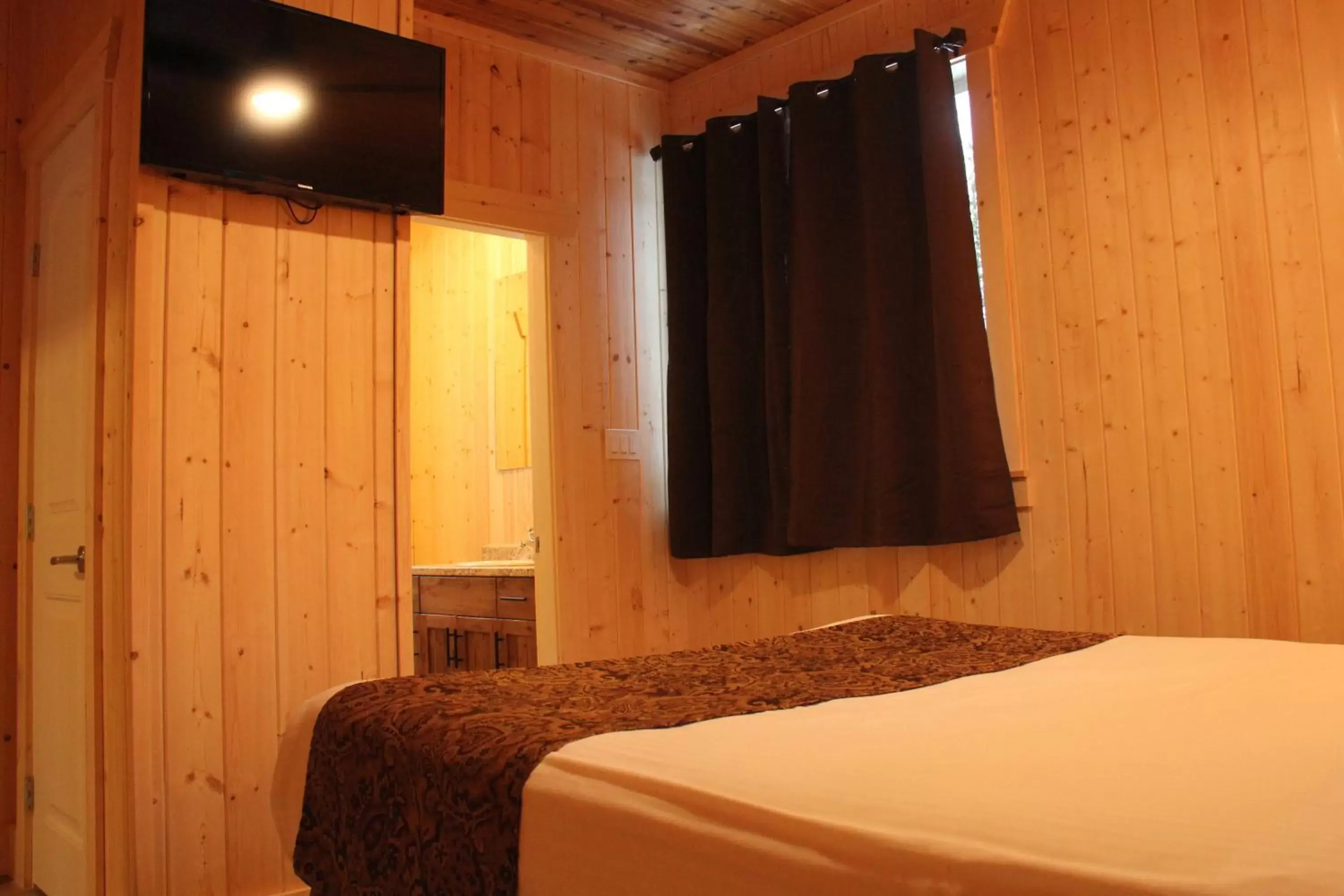 Bedroom, TV/Entertainment Center in Manning Park Resort