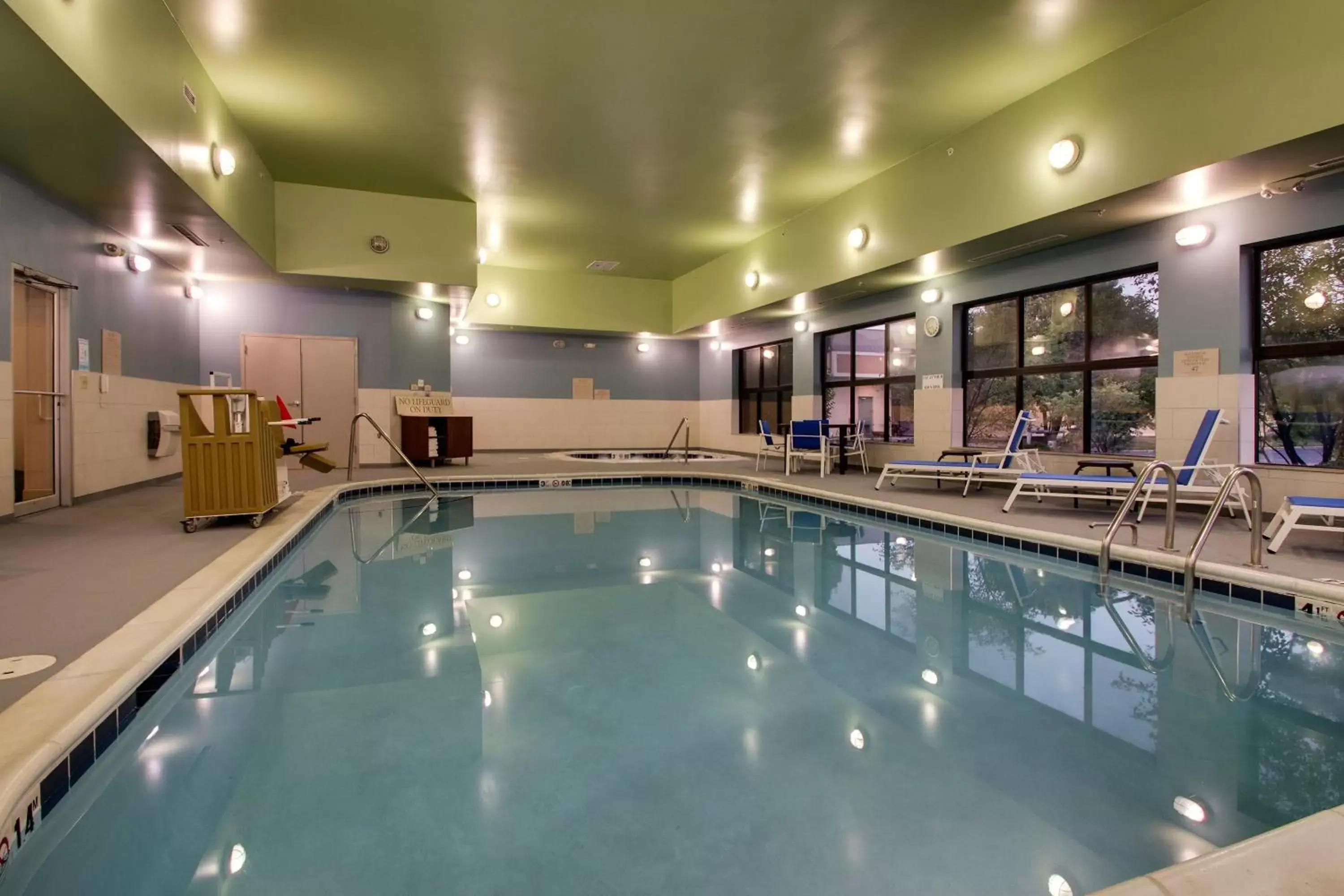 Swimming Pool in Holiday Inn Express Hotel & Suites Morris, an IHG Hotel