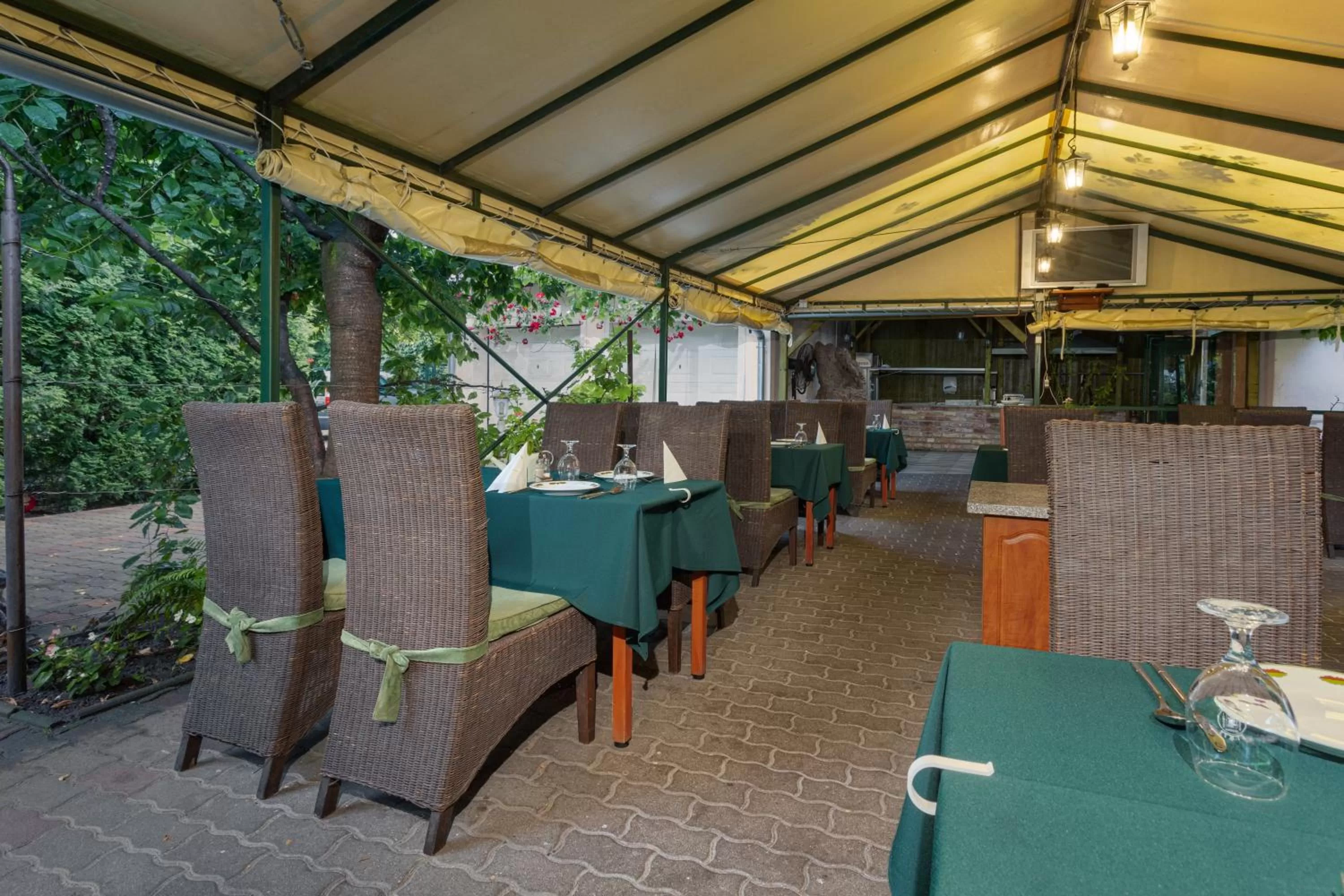 Restaurant/places to eat in Illés Hotel