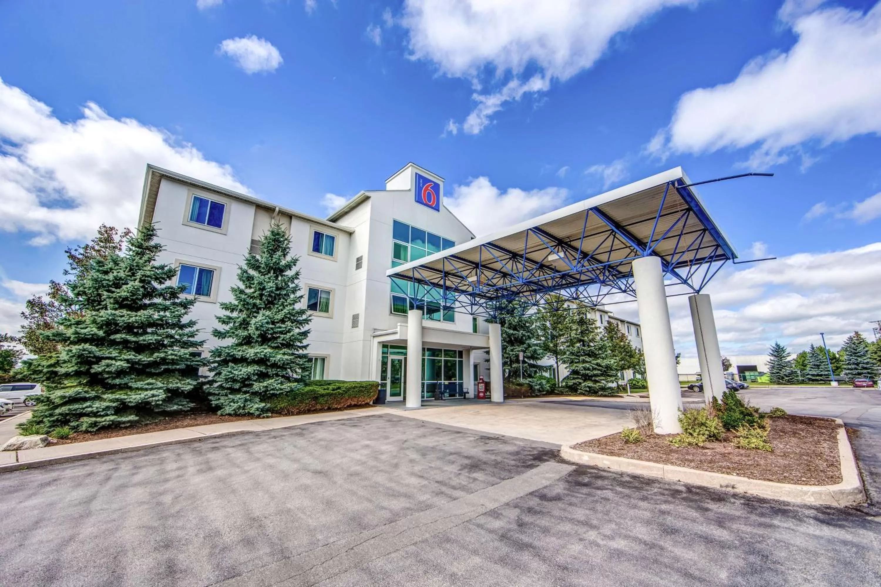 Property building in Motel 6-Burlington, ON - Toronto West - Oakville