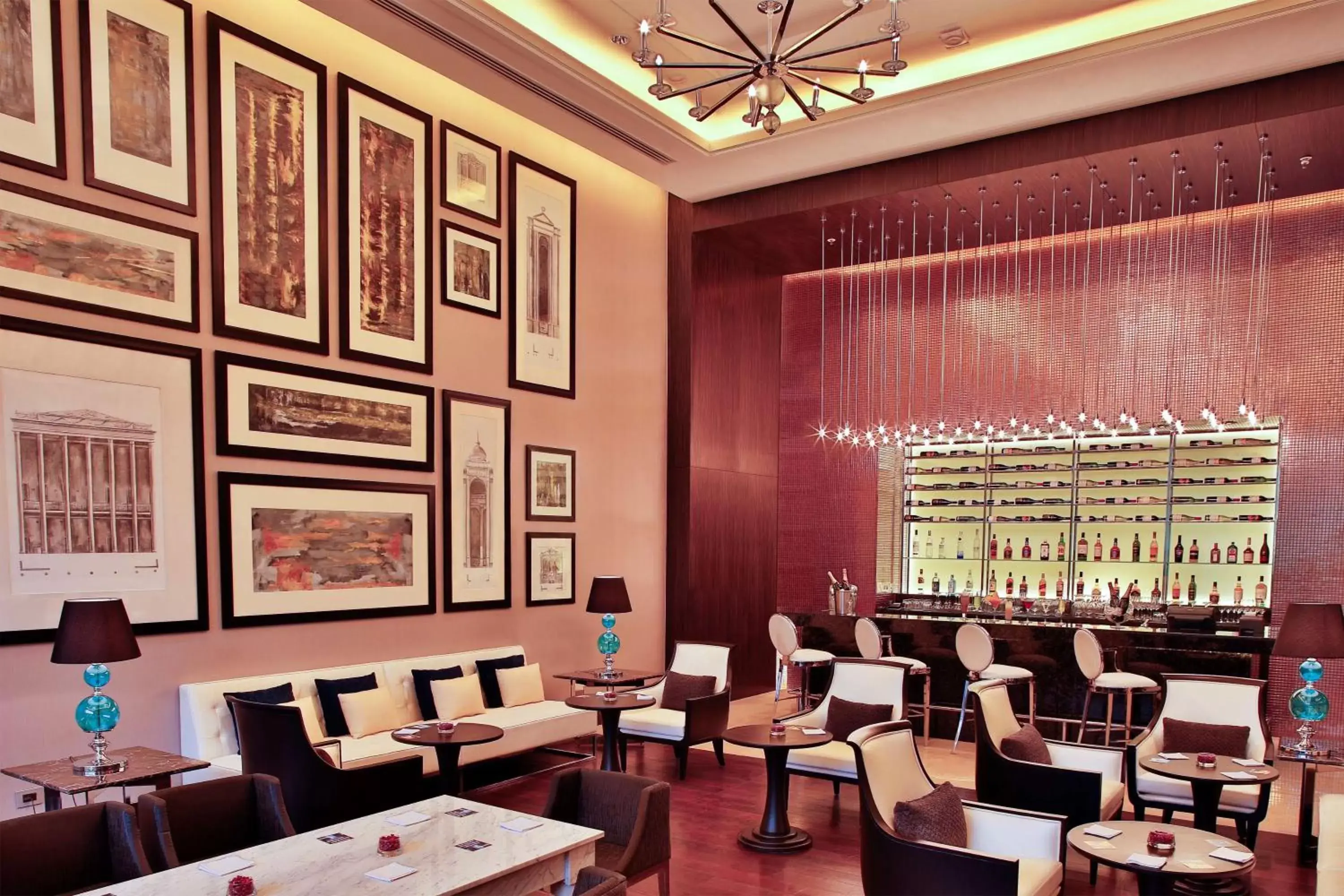 Lounge or bar, Restaurant/Places to Eat in Radisson Blu Hotel Guwahati