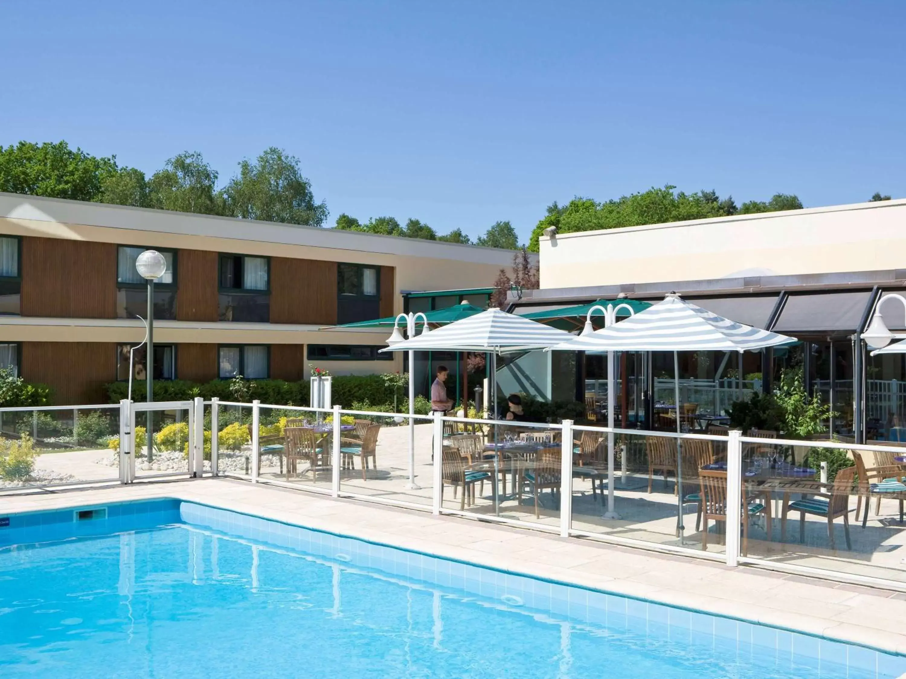 Restaurant/places to eat, Swimming Pool in Novotel Rouen Sud