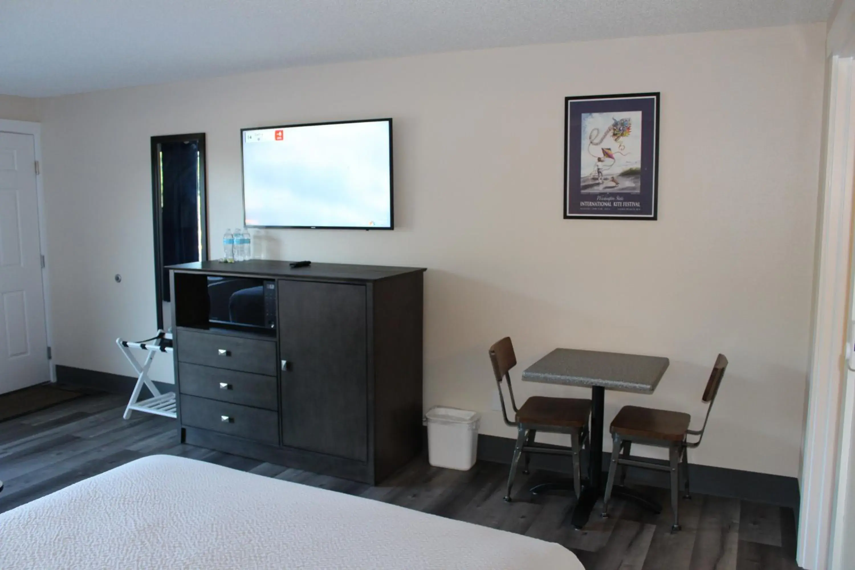 Dining area, TV/Entertainment Center in Inn at the Sea