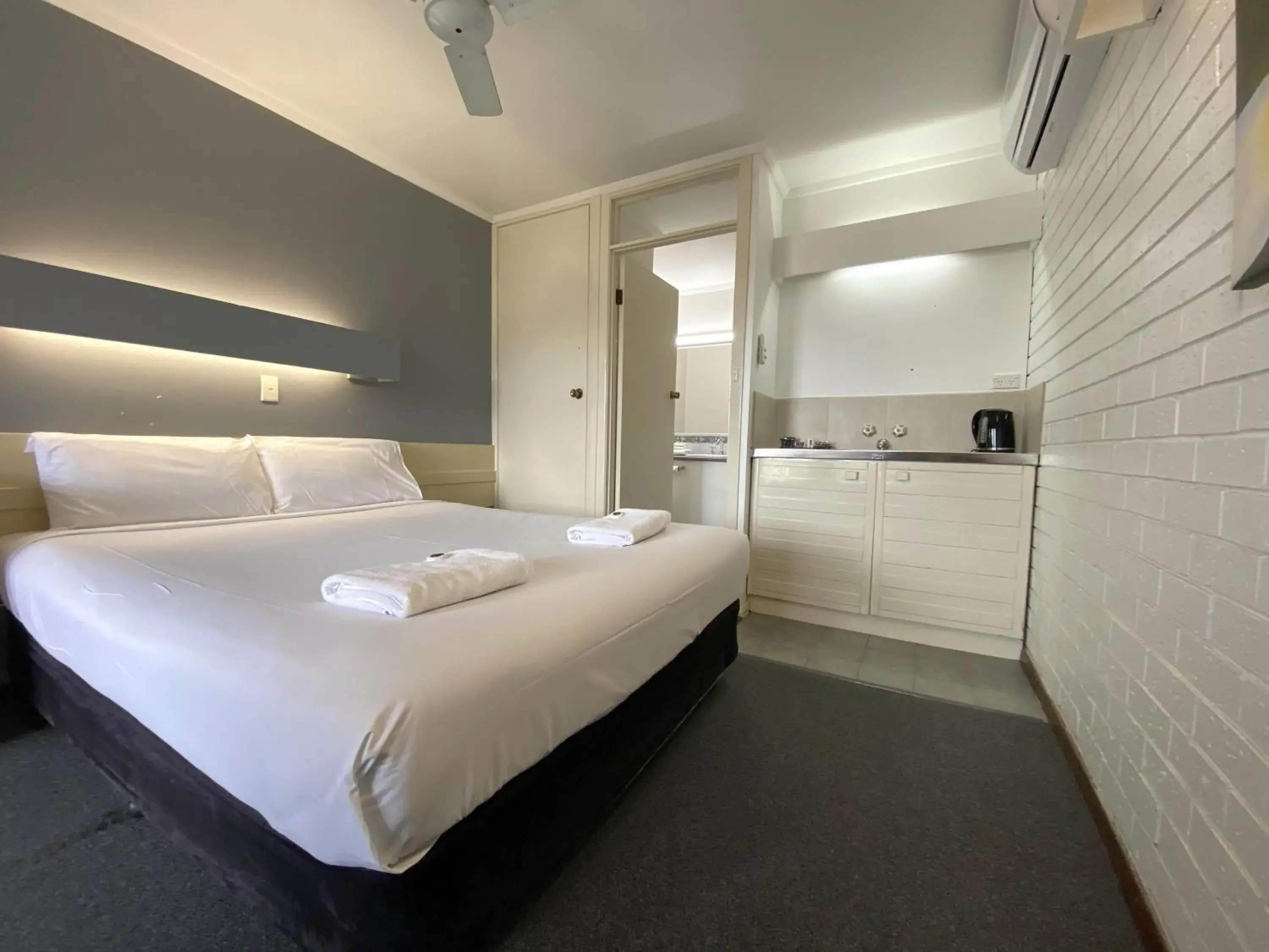 Bedroom, Bed in Mahogany Motel