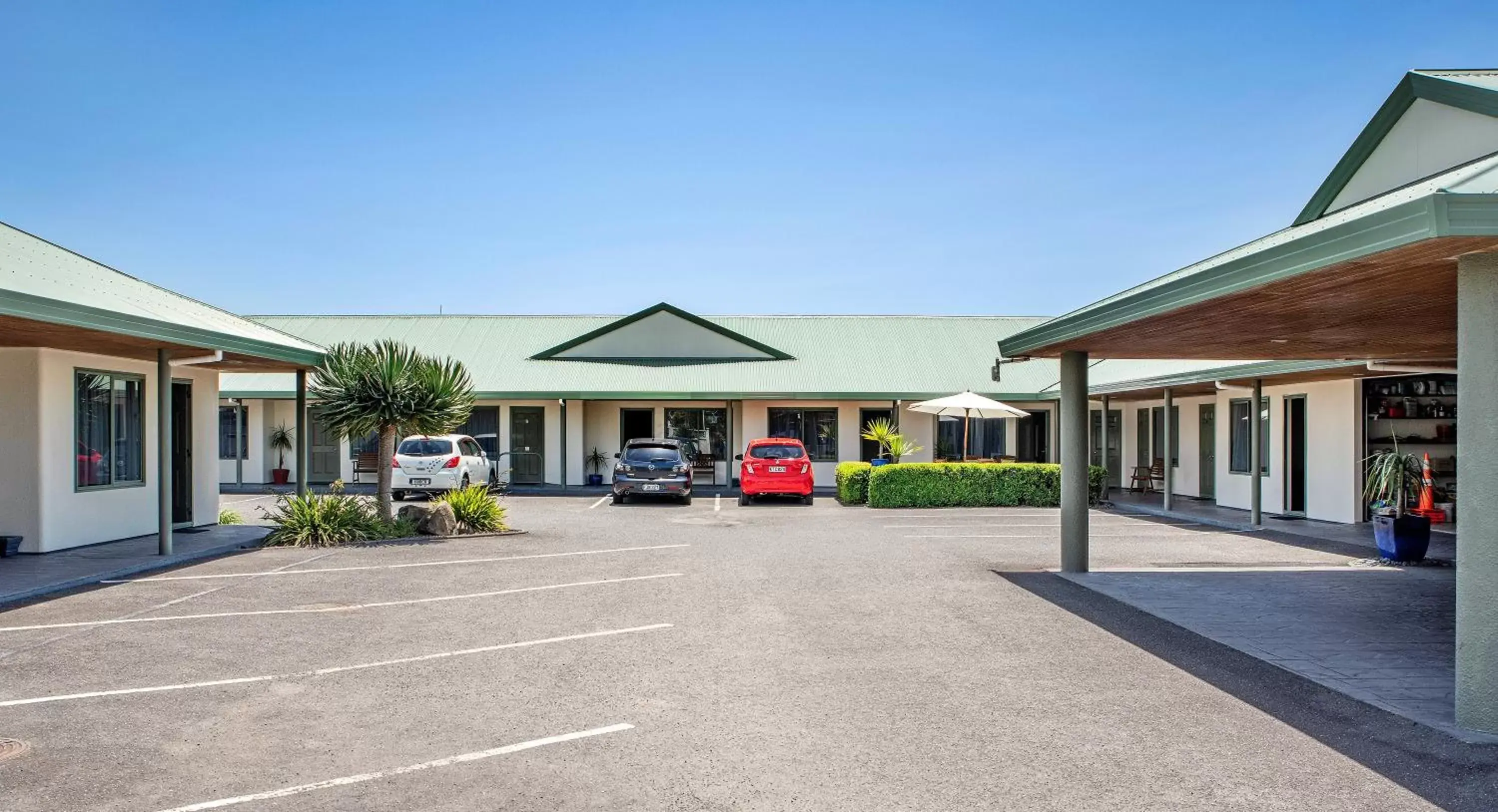 Facade/entrance, Property Building in Barringtons Motor Lodge