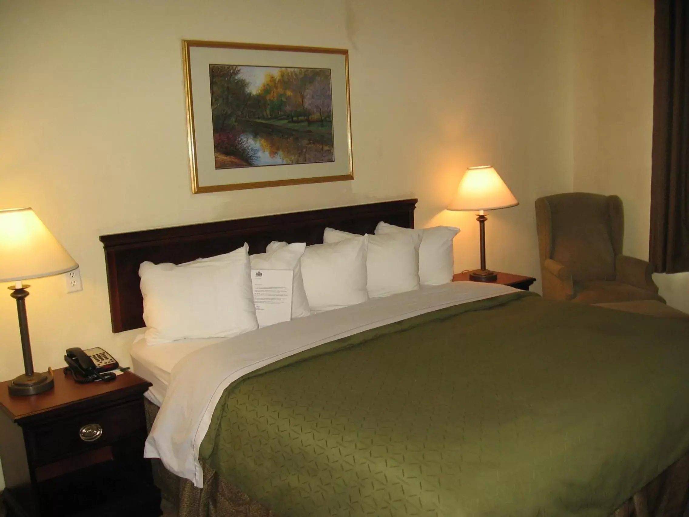 Photo of the whole room, Bed in Country Inn & Suites by Radisson, Newport News South, VA