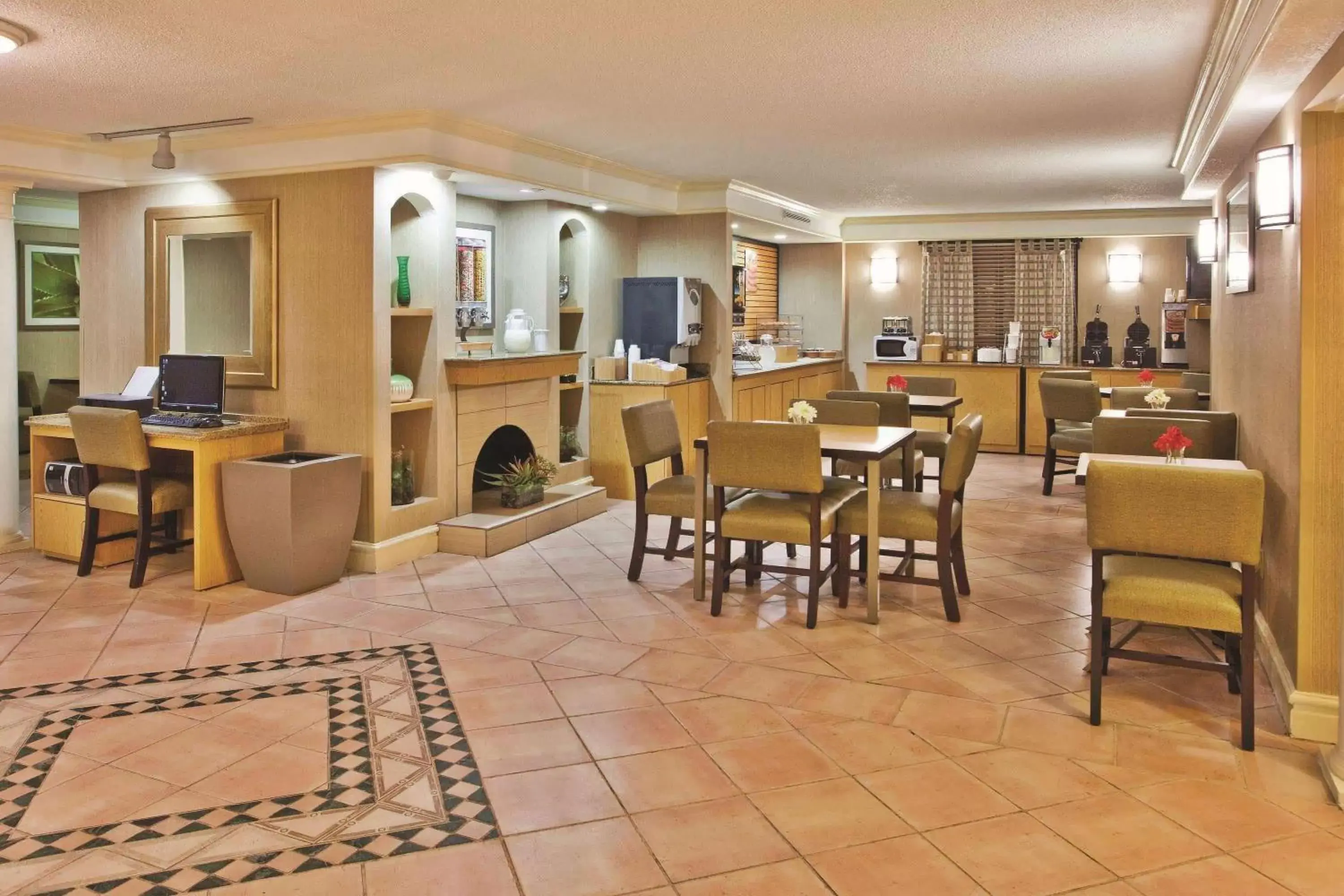 Lobby or reception, Restaurant/Places to Eat in La Quinta Inn by Wyndham Savannah Midtown