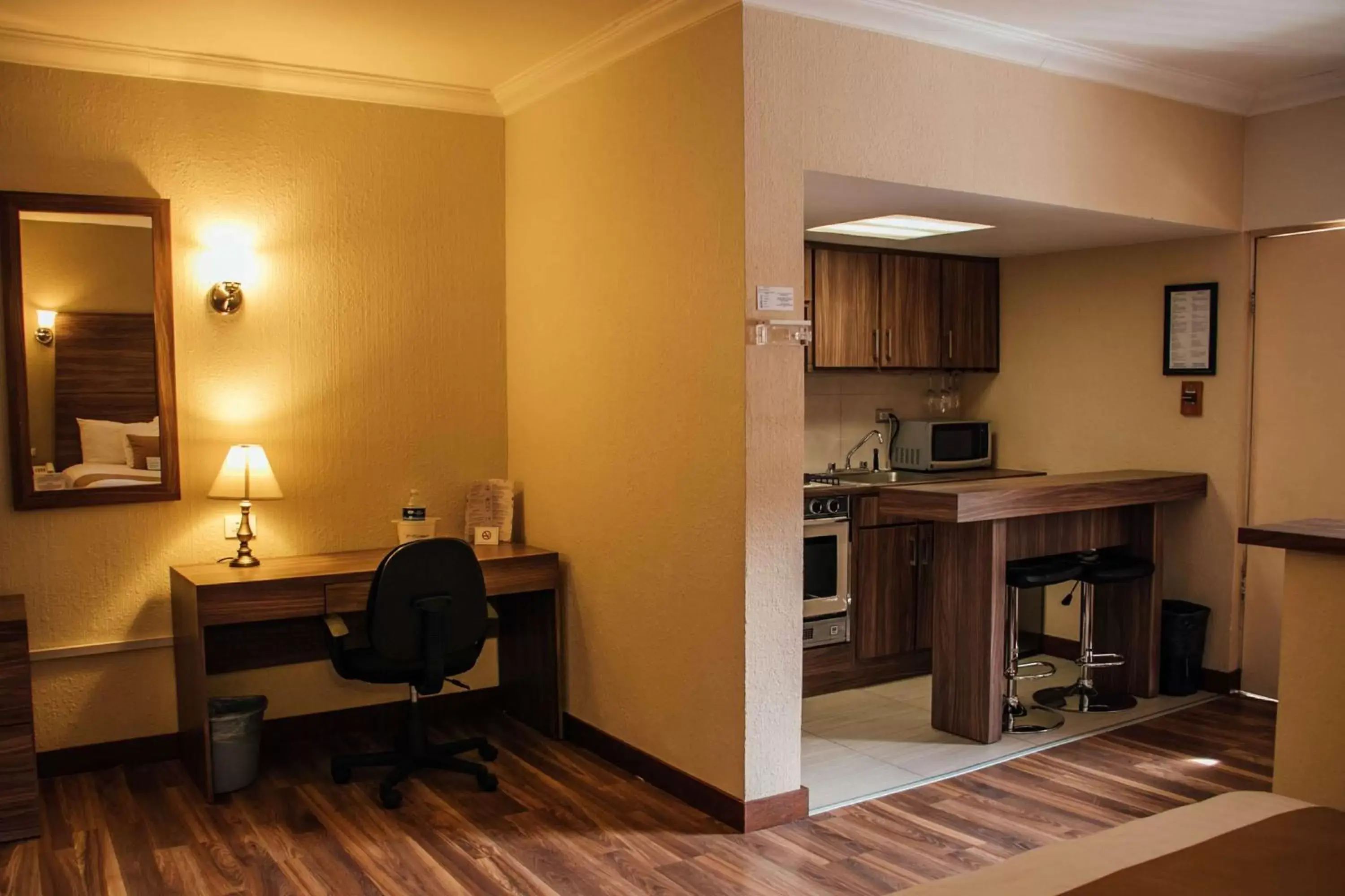 Photo of the whole room, Kitchen/Kitchenette in Best Western Cumbres Inn Cd. Cuauhtemoc