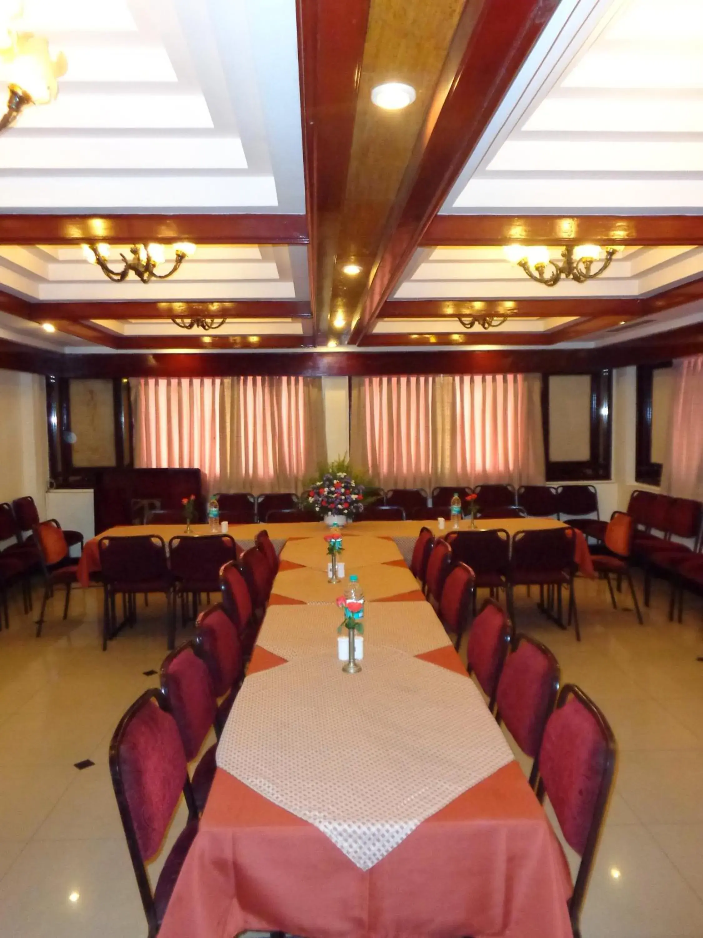 Restaurant/places to eat in Hotel Poonja International