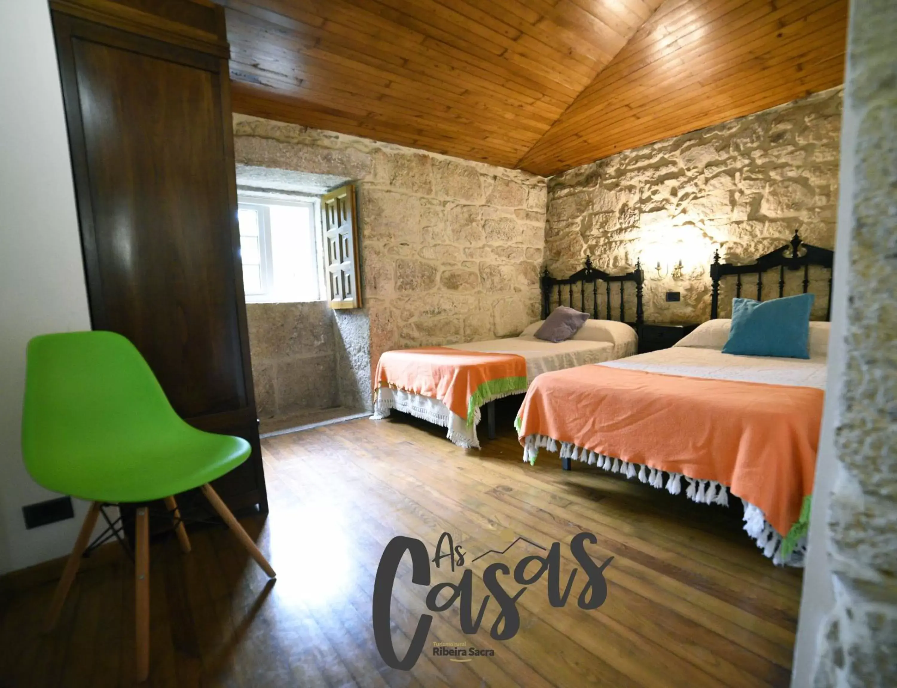 Photo of the whole room in As Casas Ribeira Sacra