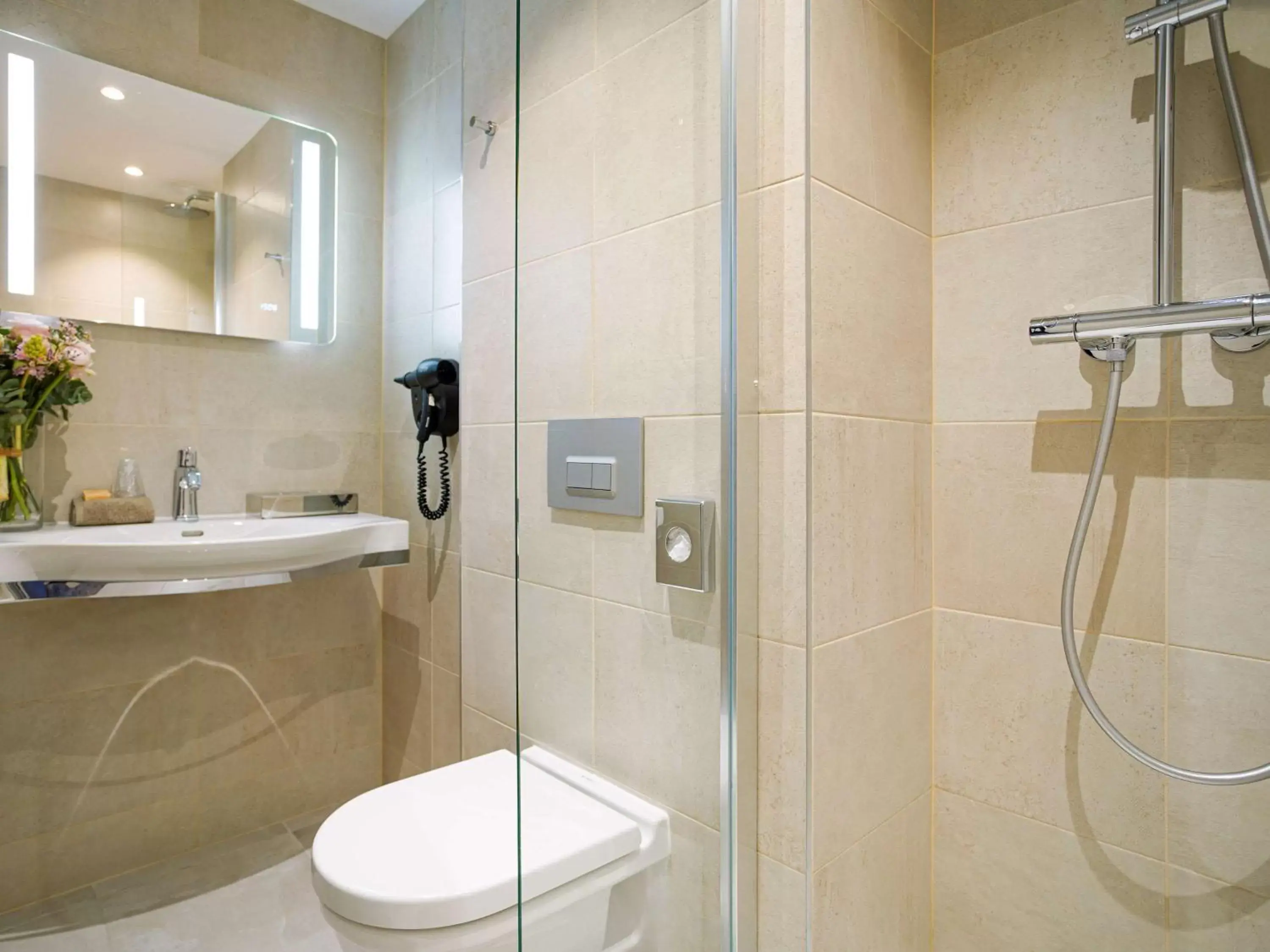 Photo of the whole room, Bathroom in Mercure Rennes Centre Place Bretagne
