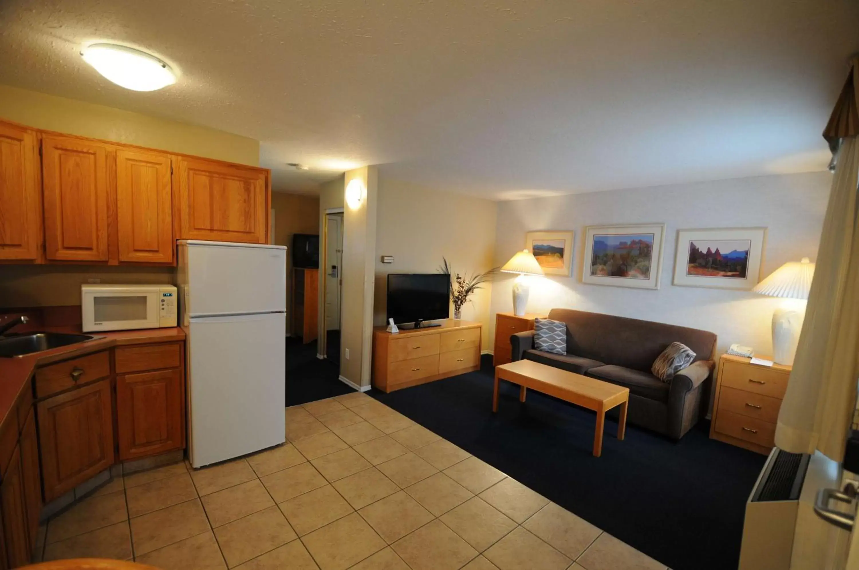 Photo of the whole room, Seating Area in Best Western Inn at Penticton