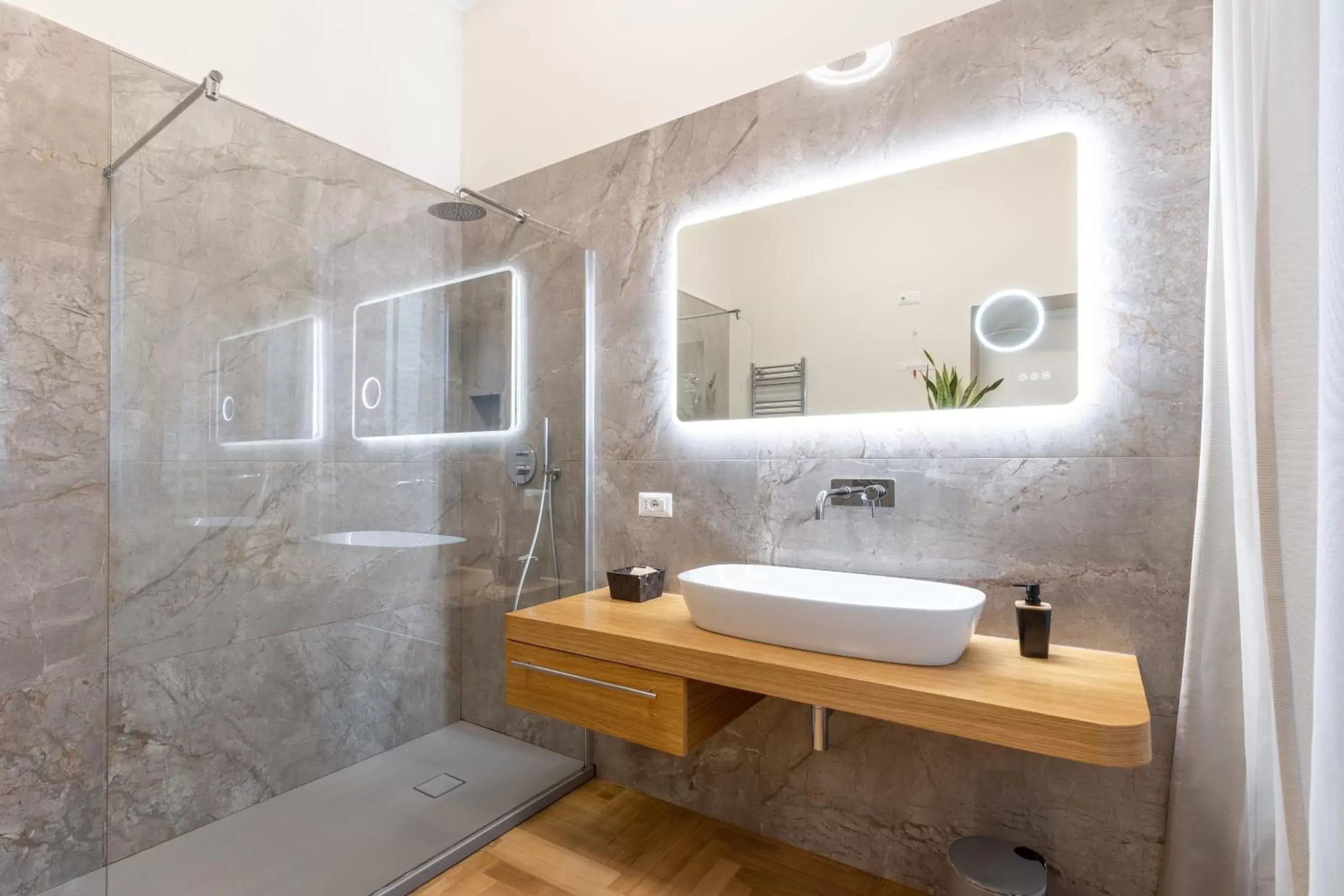 Shower, Bathroom in Suites Romae Rex