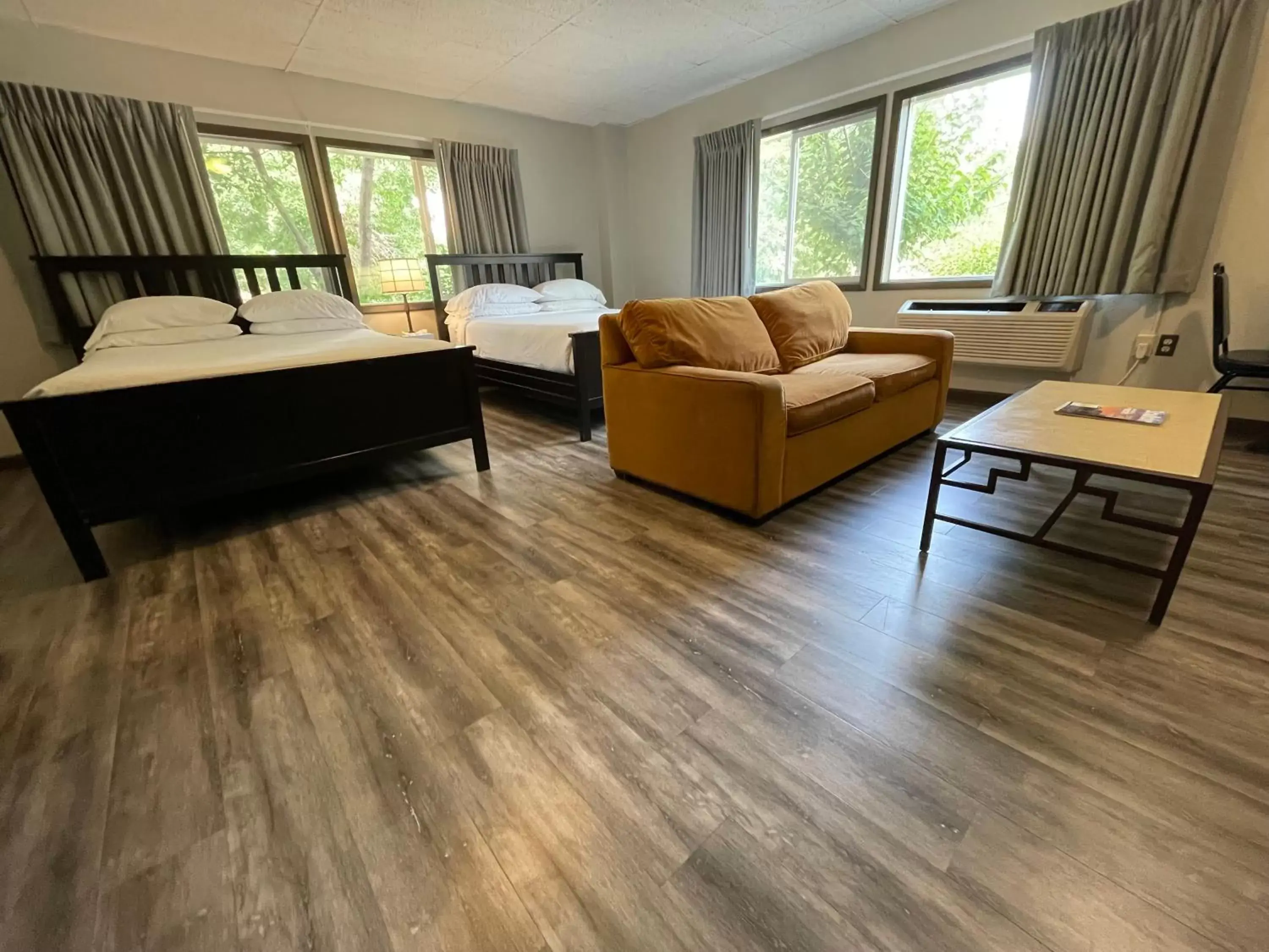 Bed in Boulder Twin Lakes Inn Bed in Boulder Twin Lakes Inn