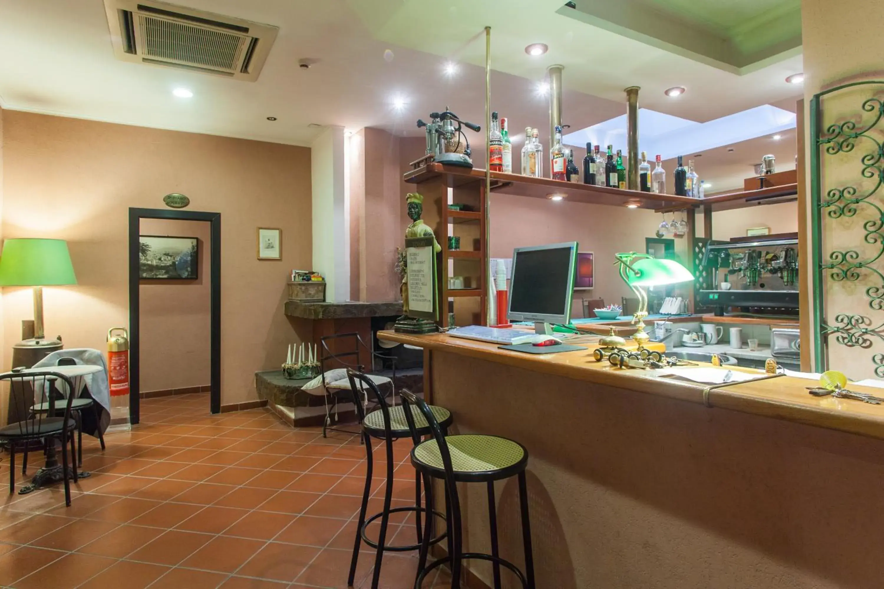 Lounge or bar, Restaurant/Places to Eat in Toledo Hotel