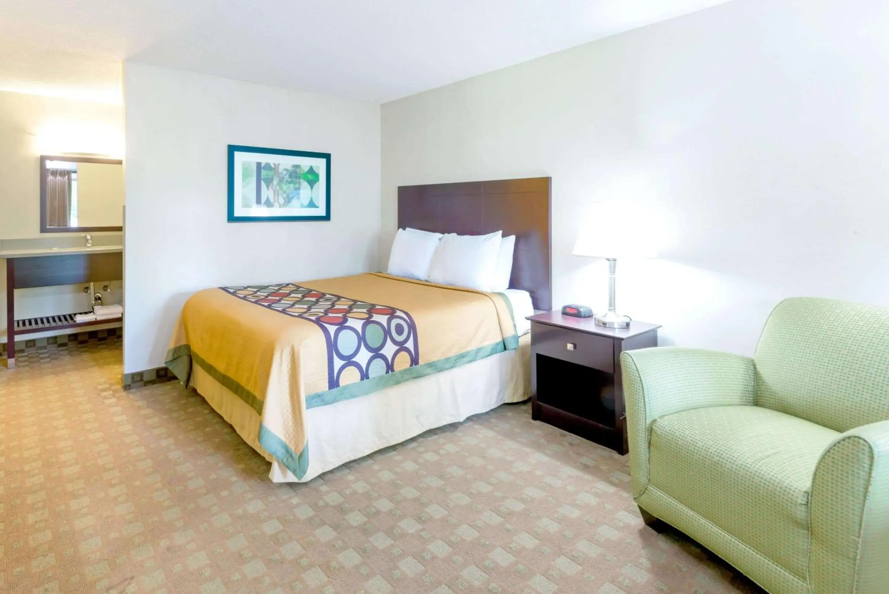 Photo of the whole room, Bed in Super 8 by Wyndham White River Junction