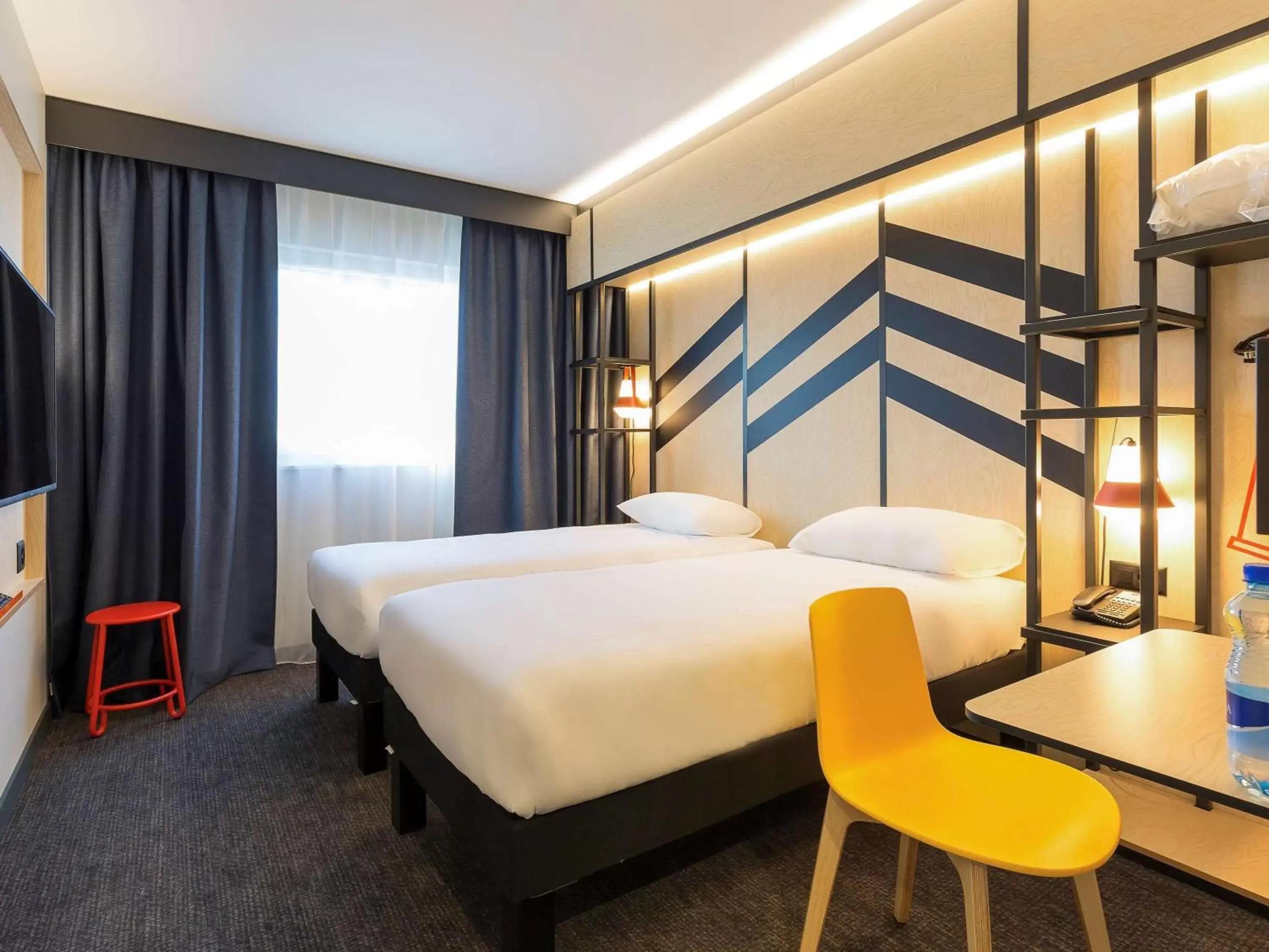 Photo of the whole room, Bed in ibis Styles Geneve Palexpo Aeroport