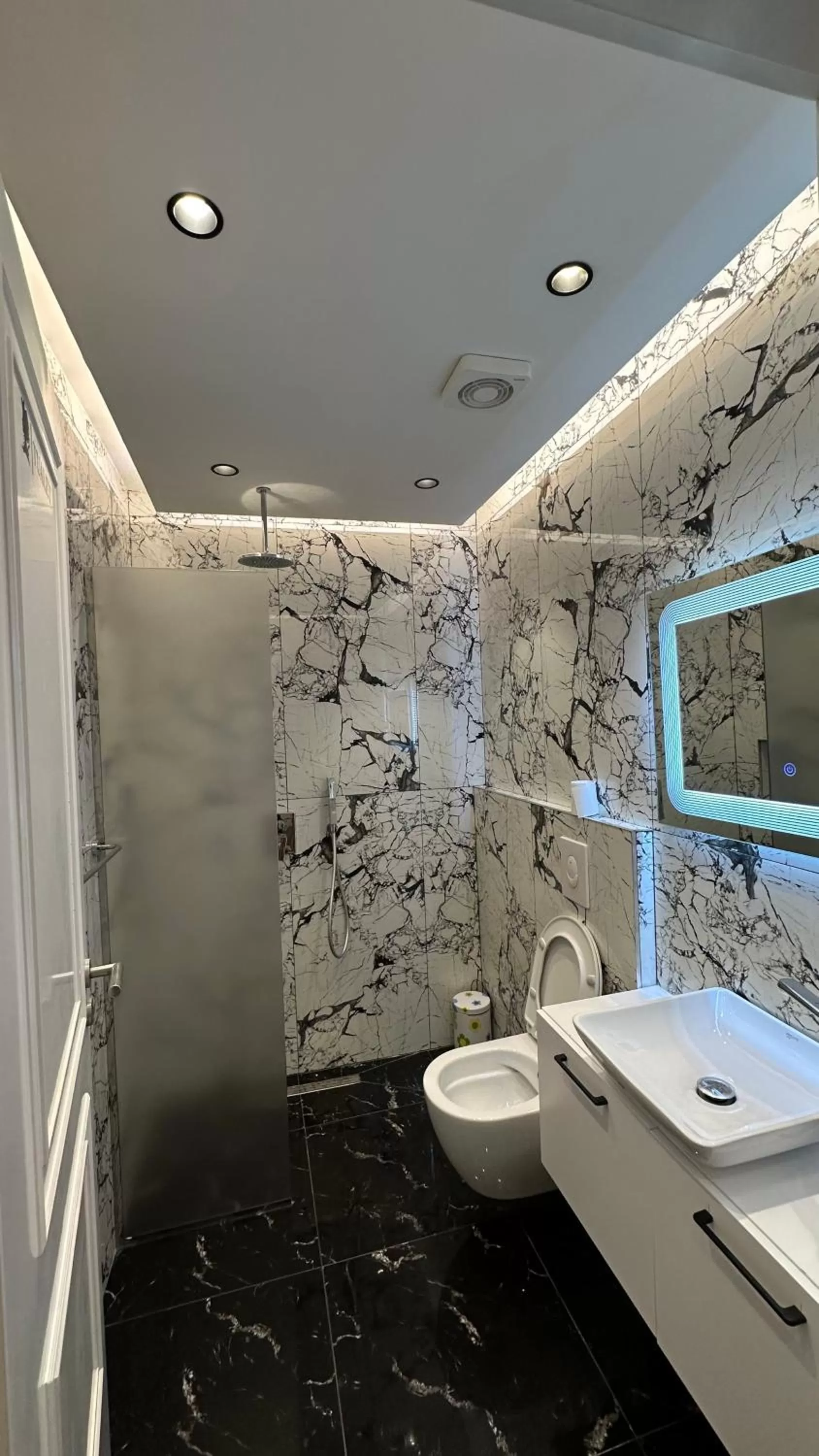 Shower, Bathroom in Hotel Colis