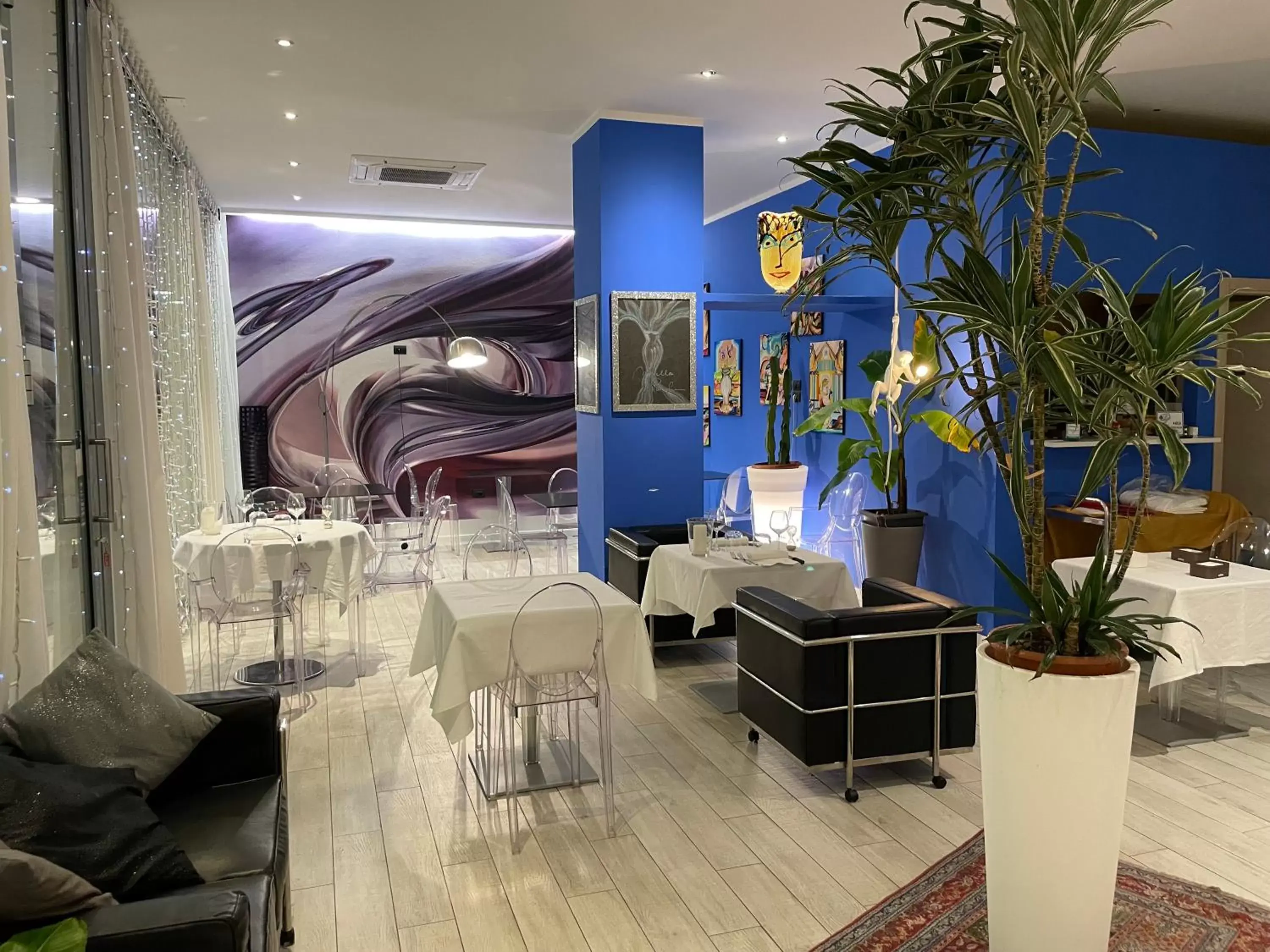 Restaurant/places to eat in Blue Shades Hotel Restaurant/places to eat in Blue Shades Hotel