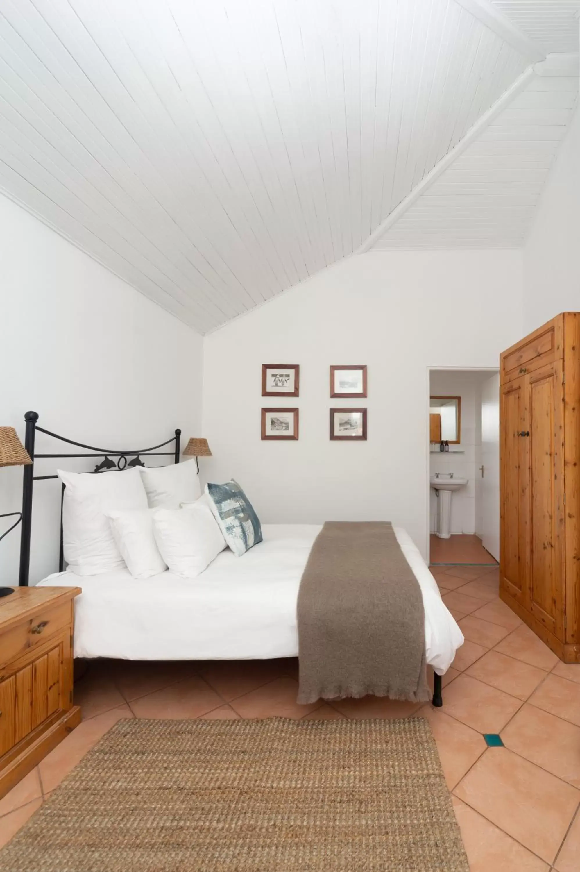 Bedroom, Bed in Boulders Beach Hotel, Cafe and Curio shop